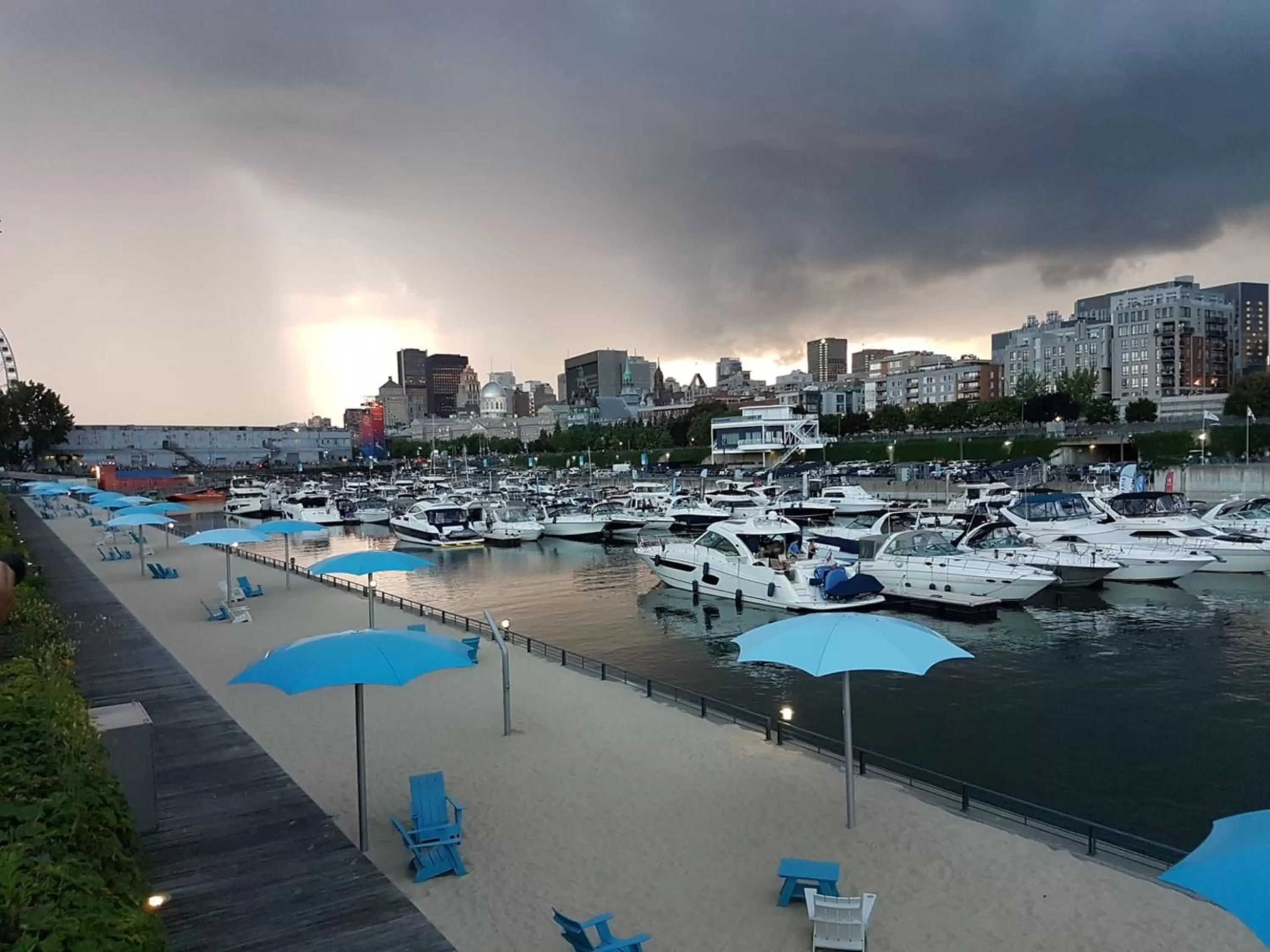 Nearby landmark in Hôtel Saint-Laurent Montréal