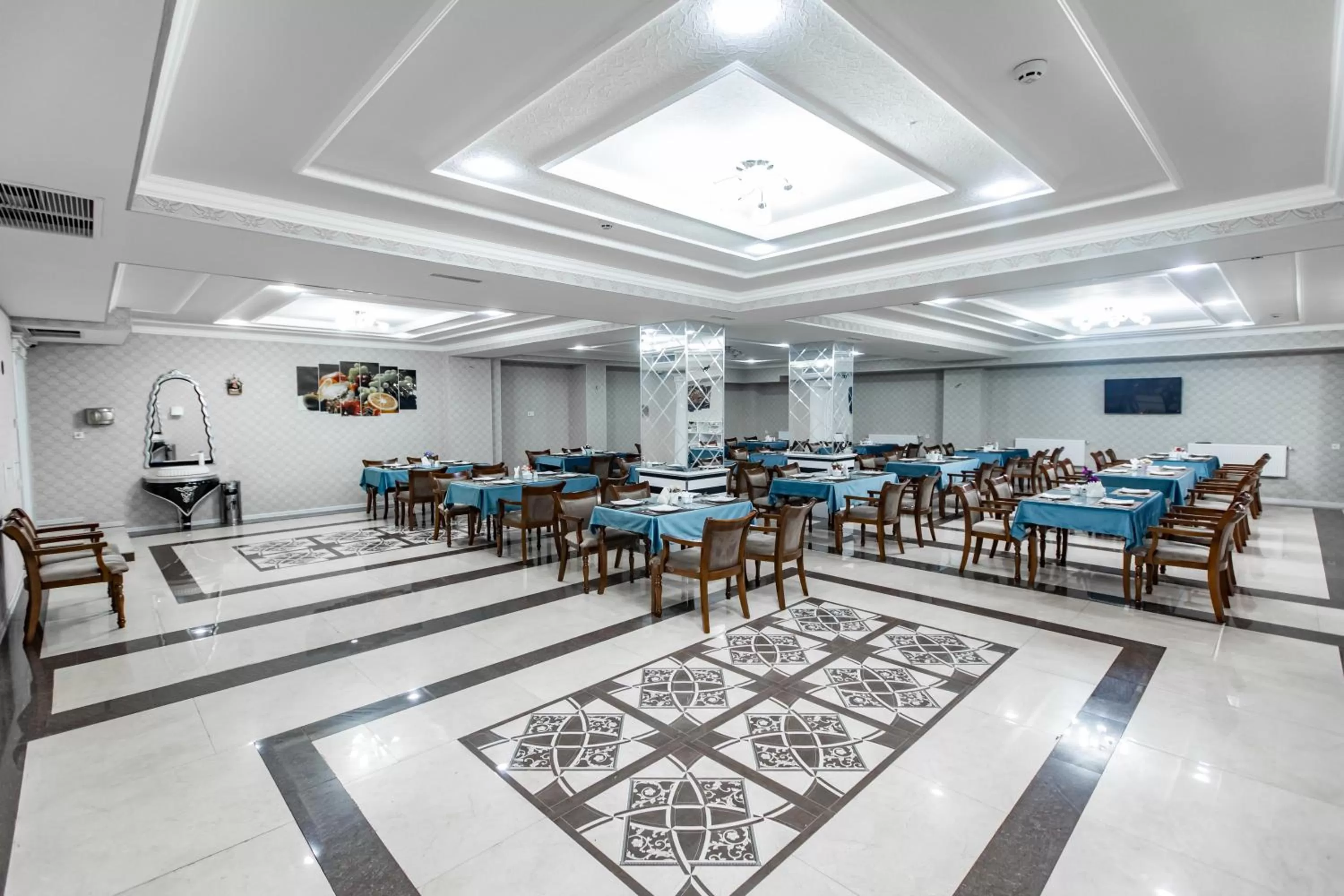 Restaurant/places to eat in OydinPlaza Hotel
