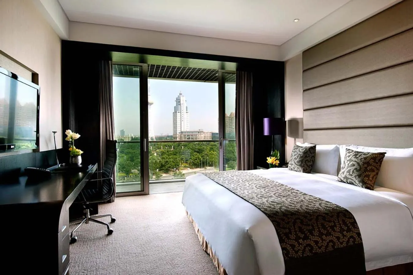 Bedroom, Bed in Crowne Plaza Shanghai Xiayang Lake by IHG