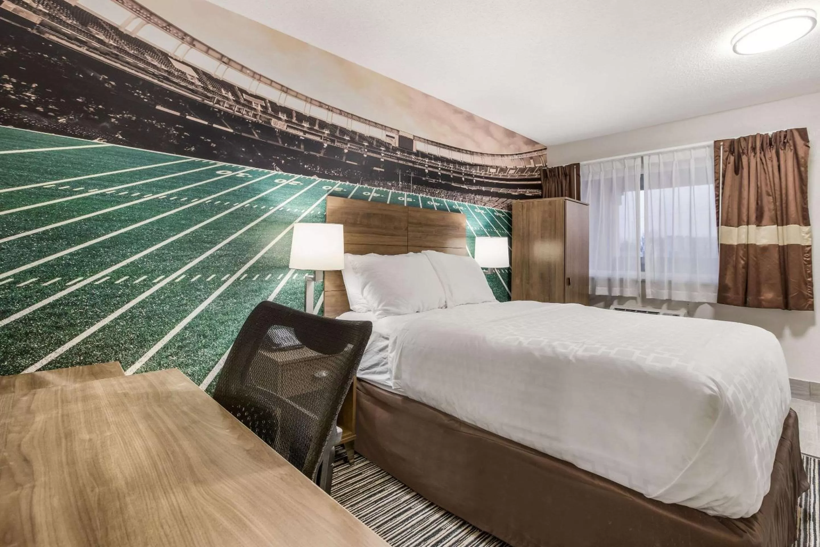 Photo of the whole room, Bed in Clarion Pointe East Lansing University Area