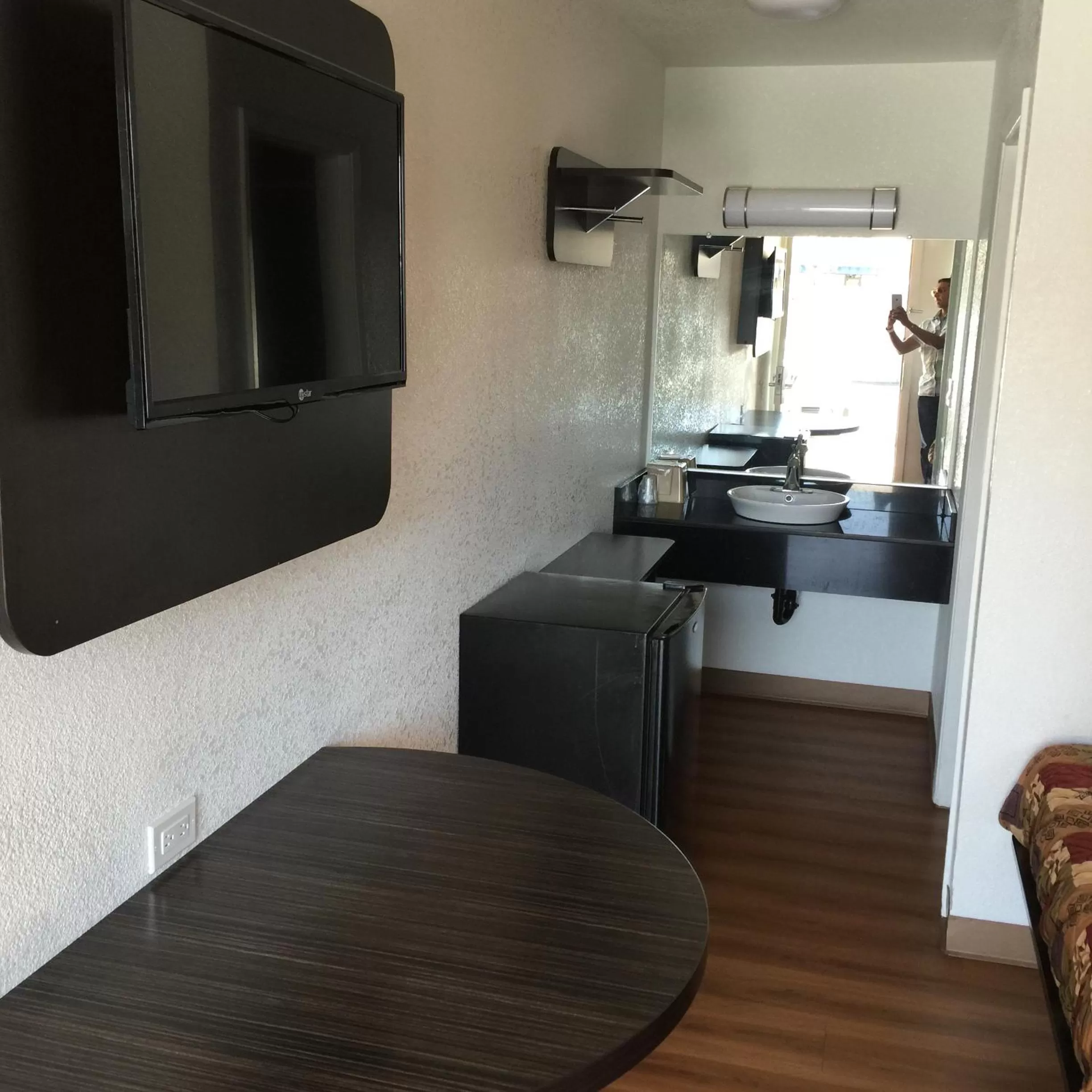 Bedroom in Motel 6 Bakersfield