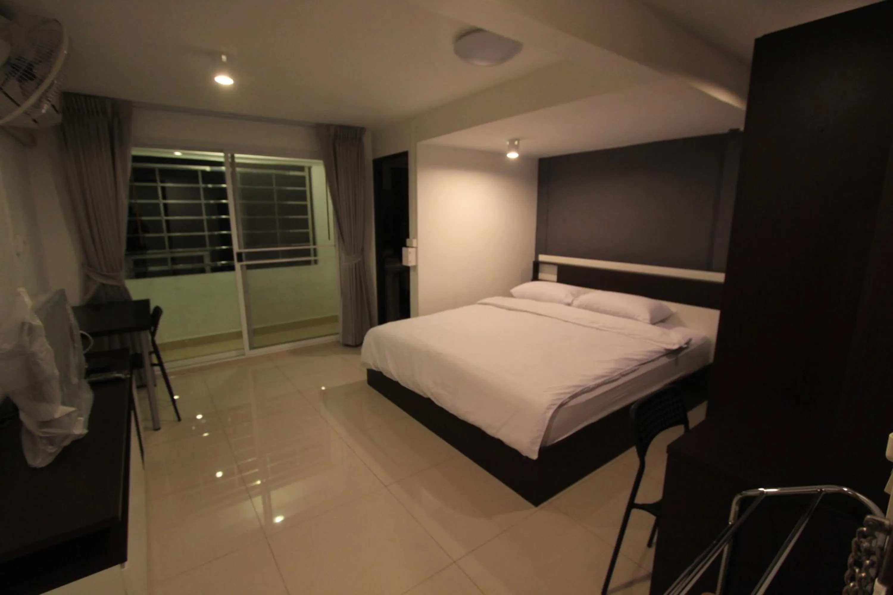 Bathroom, Bed in Napaville Huai Khwang