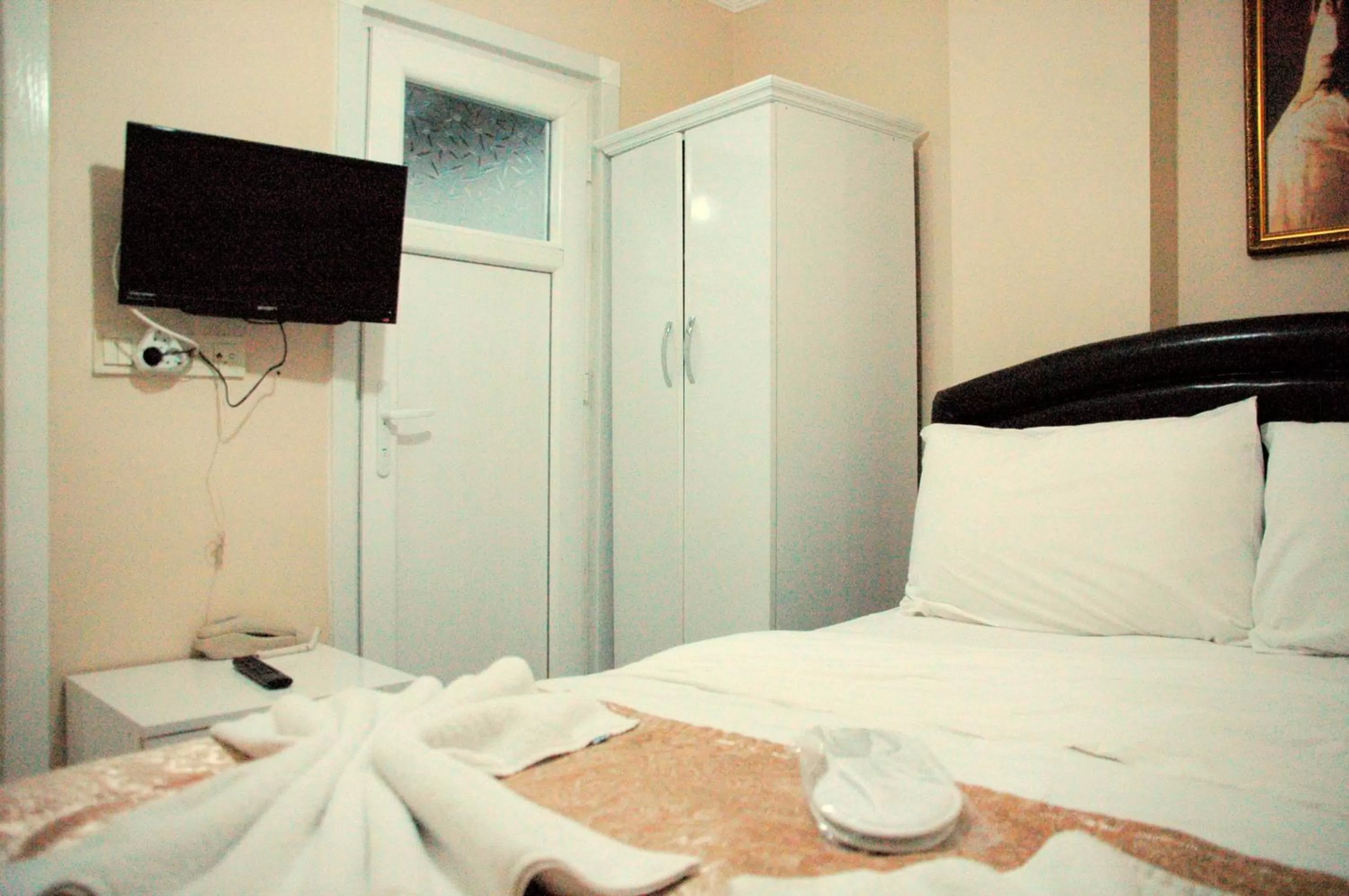 Photo of the whole room, Bed in Tolga Hotel