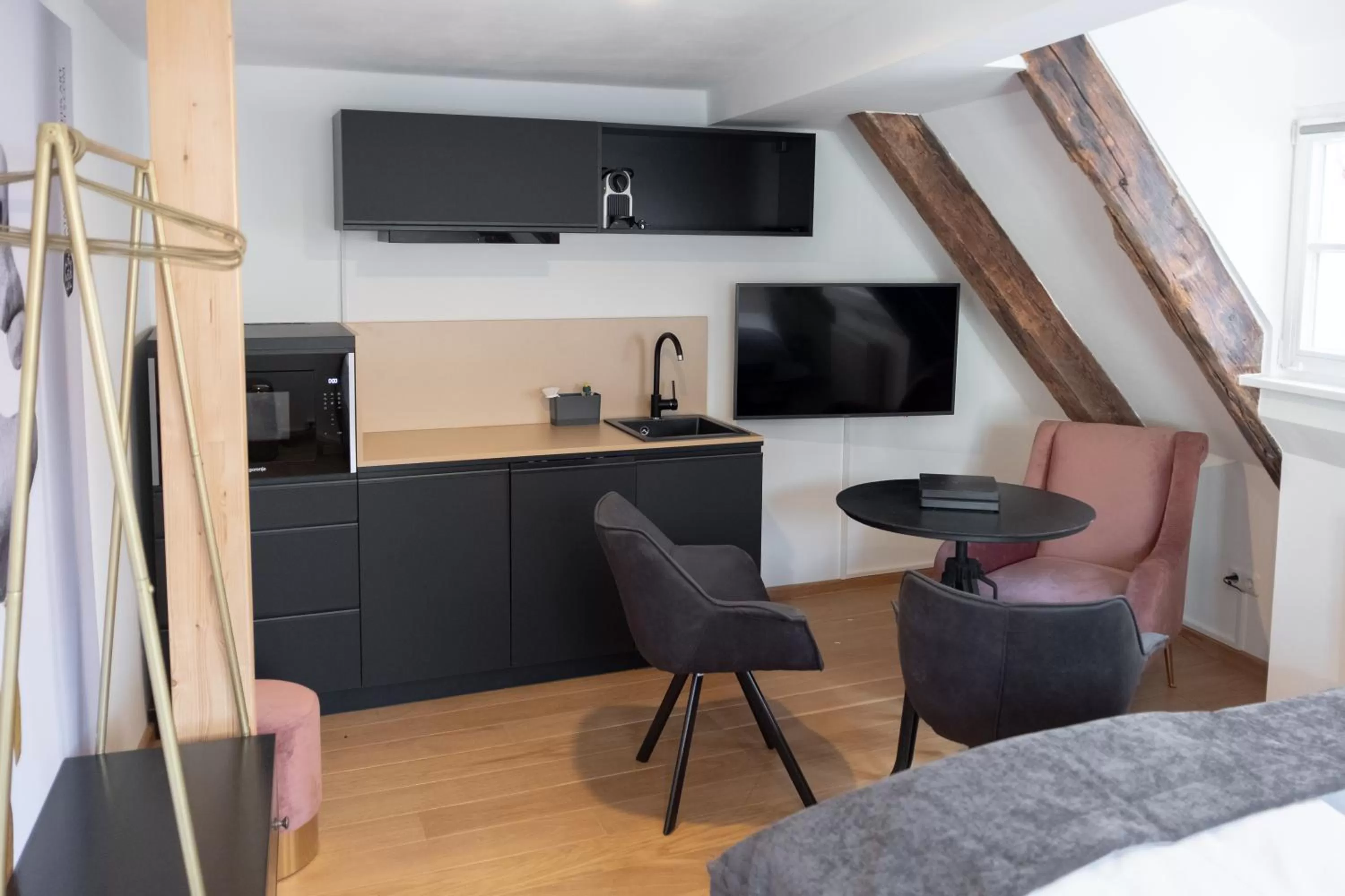 Kitchen or kitchenette in ANA Living Augsburg City Center by Arthotel ANA - Self-Service-Hotel