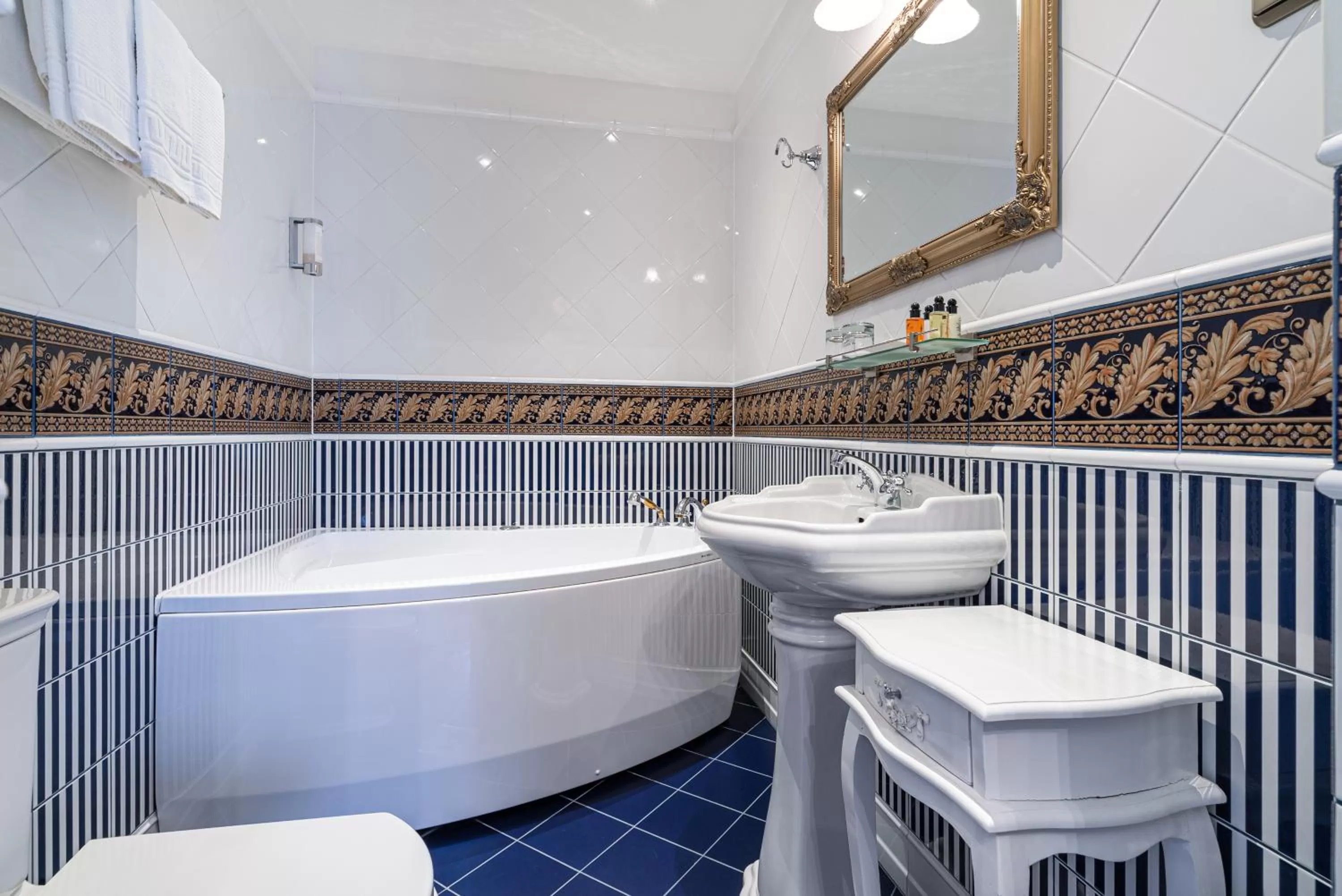 Hot Tub in Padise Manor