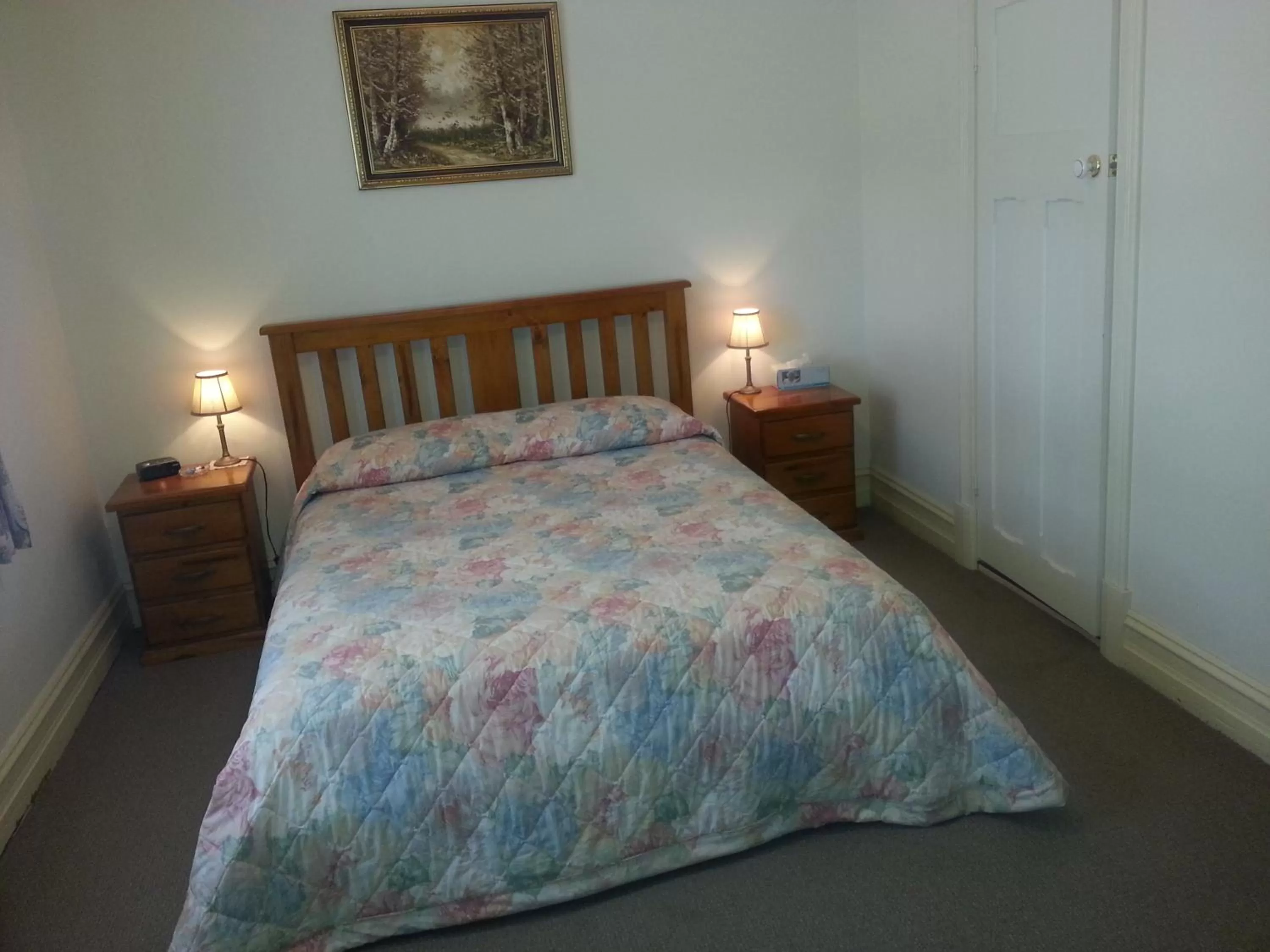 Shower, Bed in Sonbern Lodge Motel