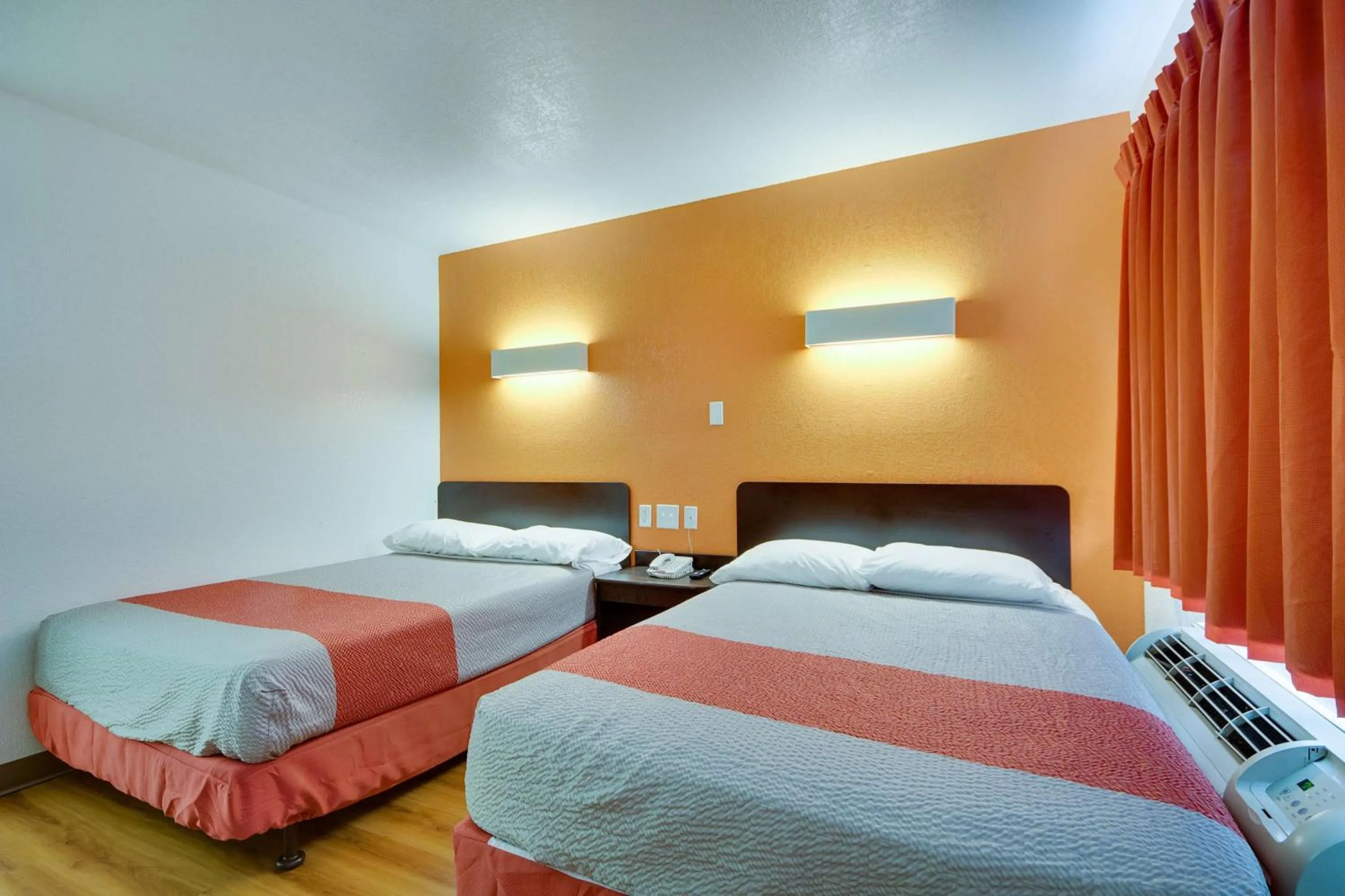 Photo of the whole room, Bed in Avera Suites