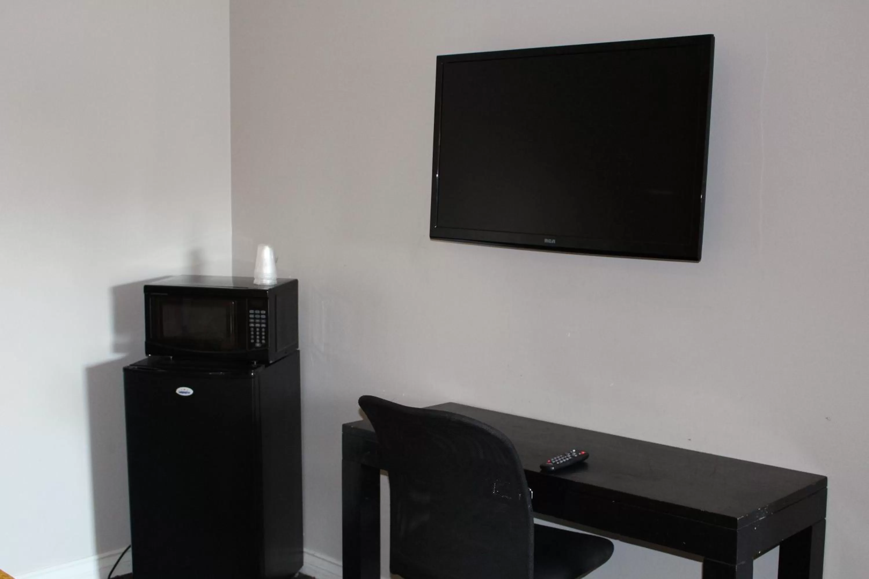 Communal lounge/ TV room in LYFE INN & SUITES by AGA - LAX Airport