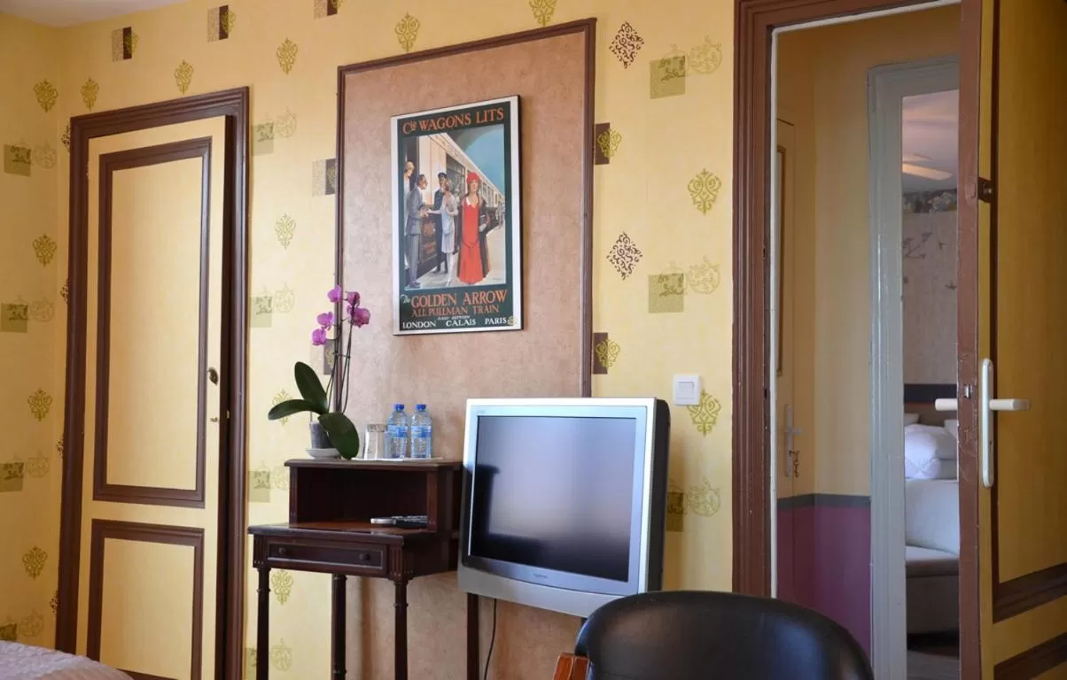 Decorative detail in Avenue de la Gare