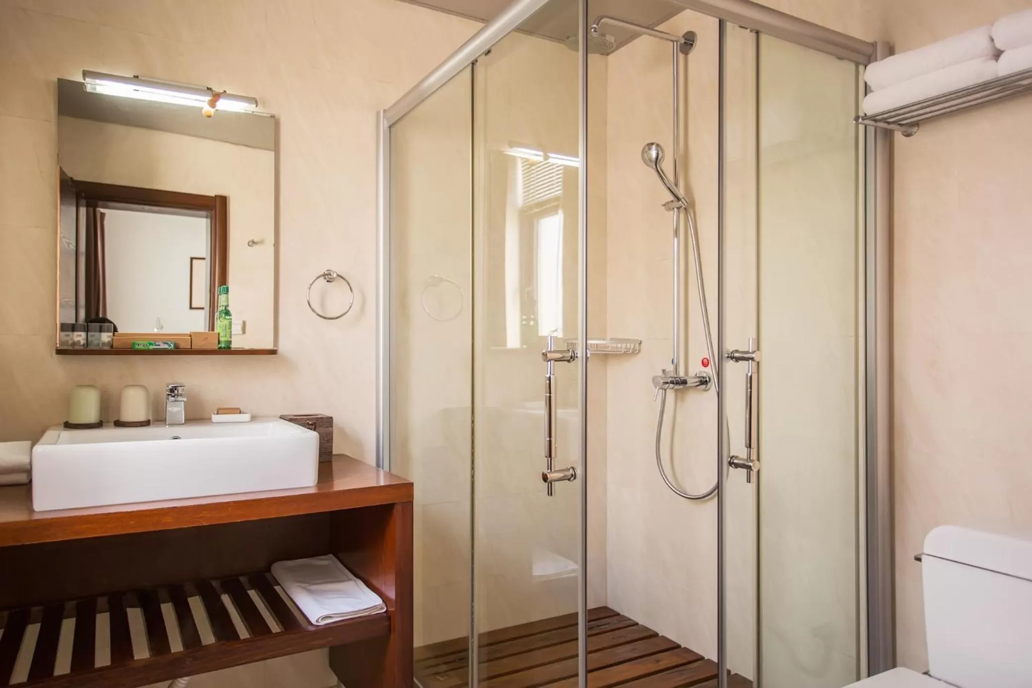 Bathroom in Dali Yanyuan Mountain Retreat