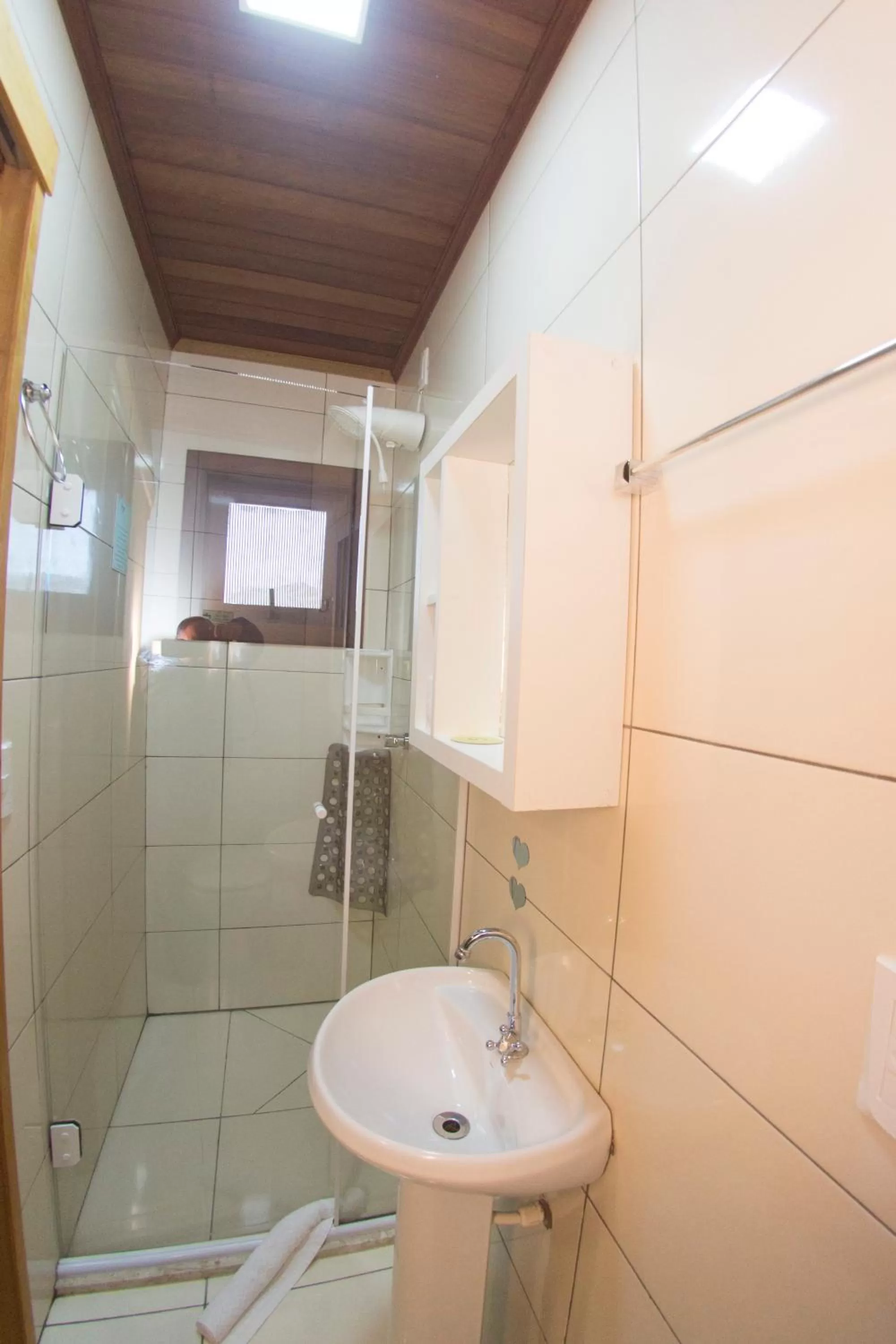 Bathroom in Pousada Green House by Conrado Vitali