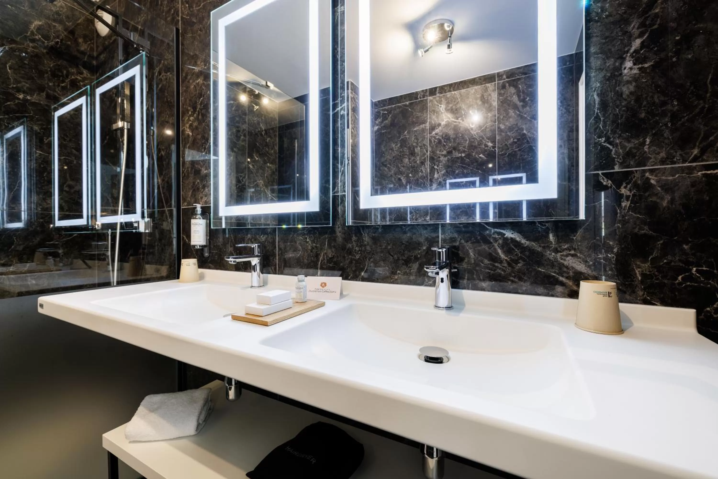 Bathroom in Hotel SPA Husseren Collections - Proche Colmar - Eguisheim