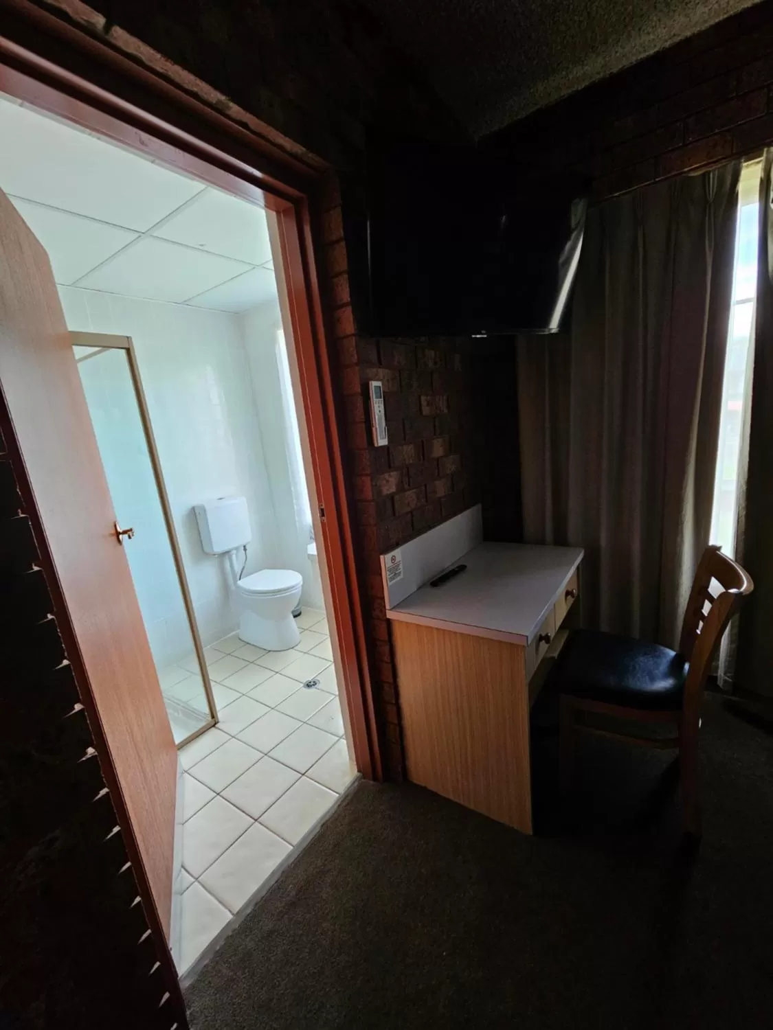 Bathroom, Bed in Courtyard Motor Inn