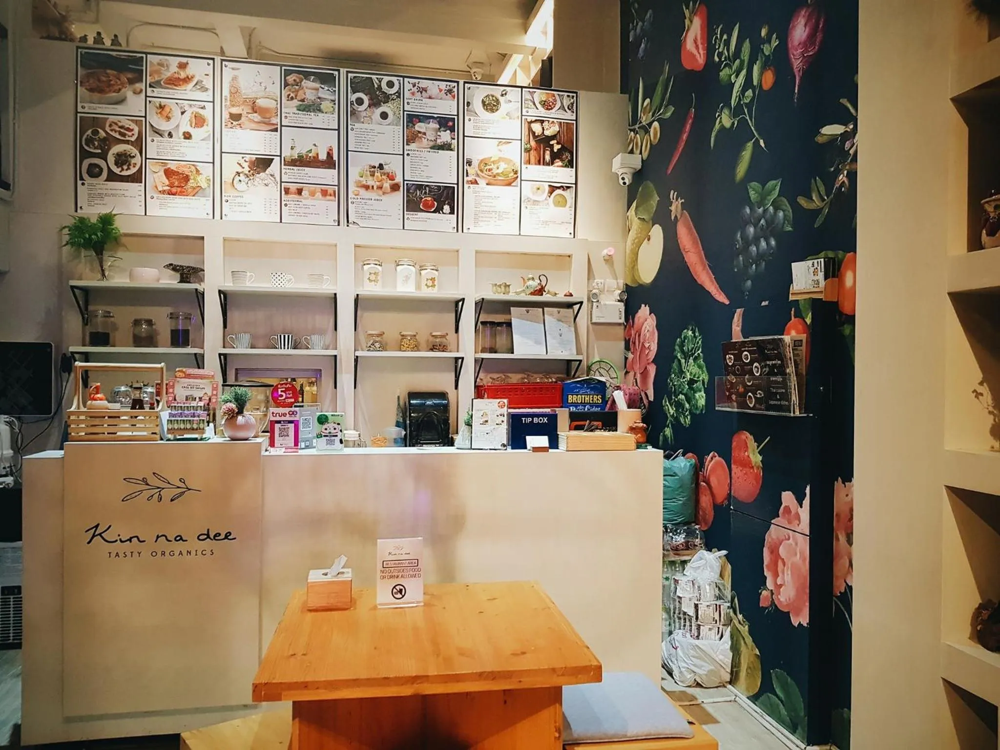 Kinnon Deluxe Hostel Coworking Cafe