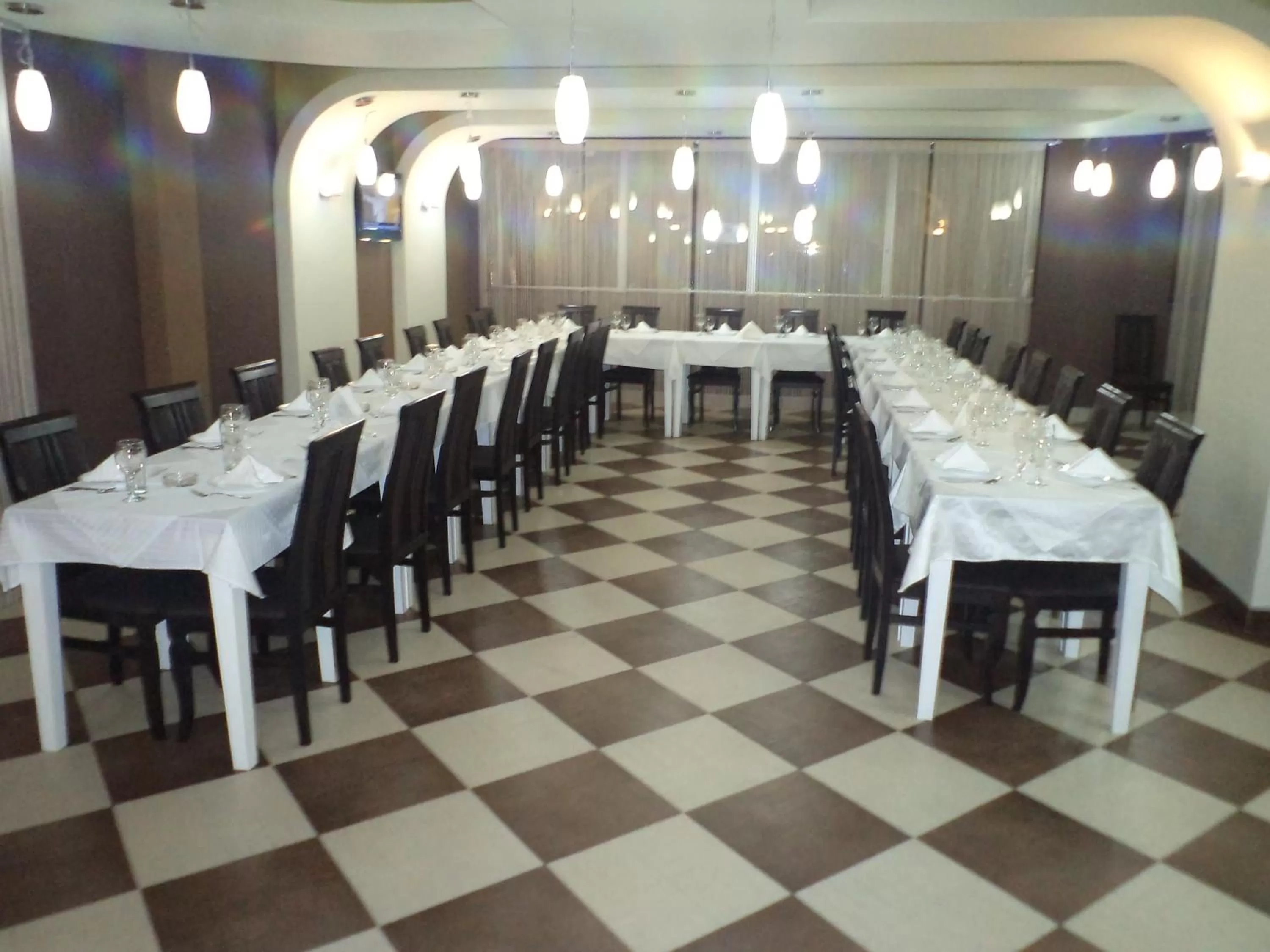 Restaurant/places to eat in Garni Hotel Tri O