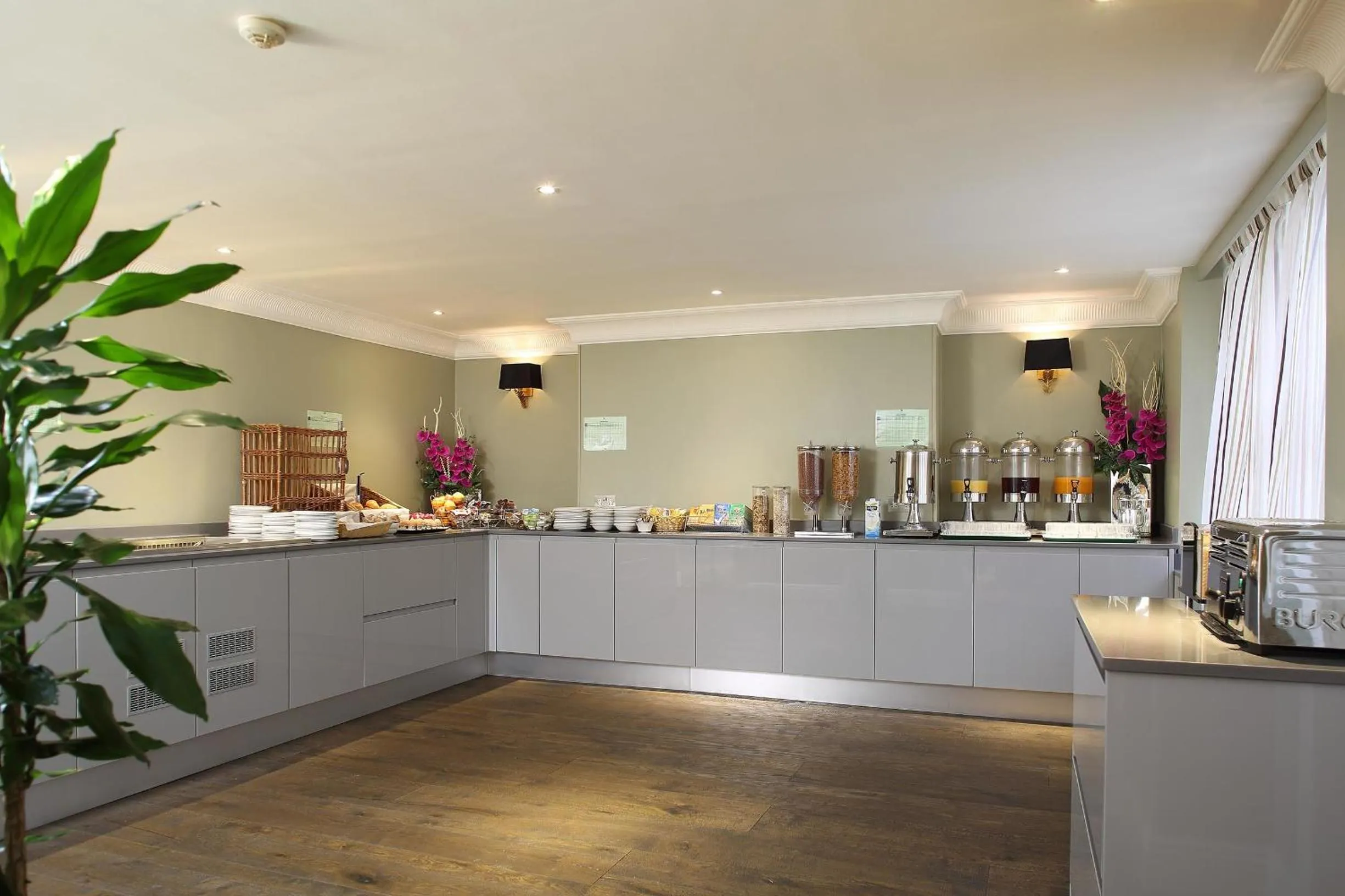 Restaurant/places to eat in Phoenix Hotel