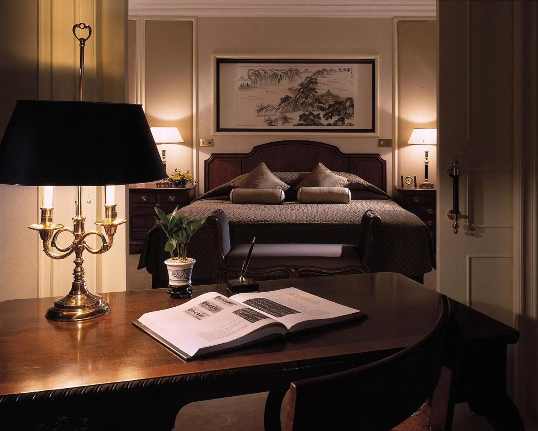 Bed in Shangri-La Shenzhen - Nearby Luohu Border, Outdoor Swimming Pool