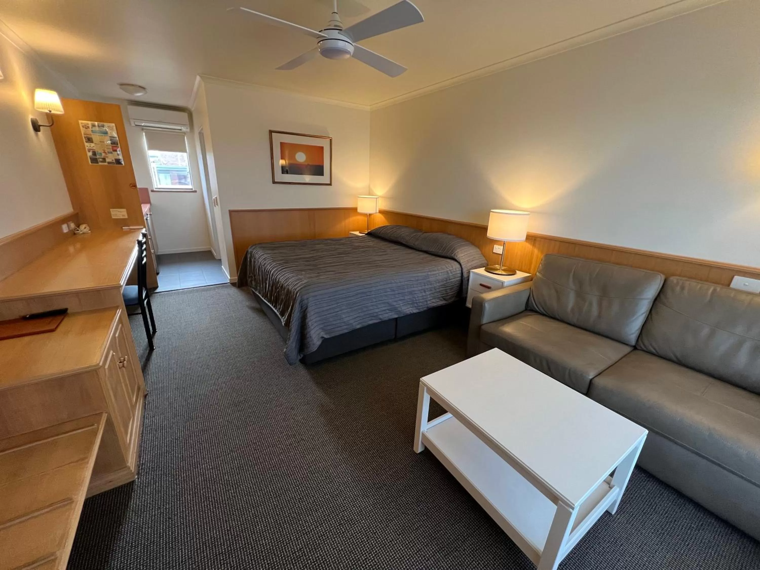 Bedroom, Bed in Summerhill Motor Inn