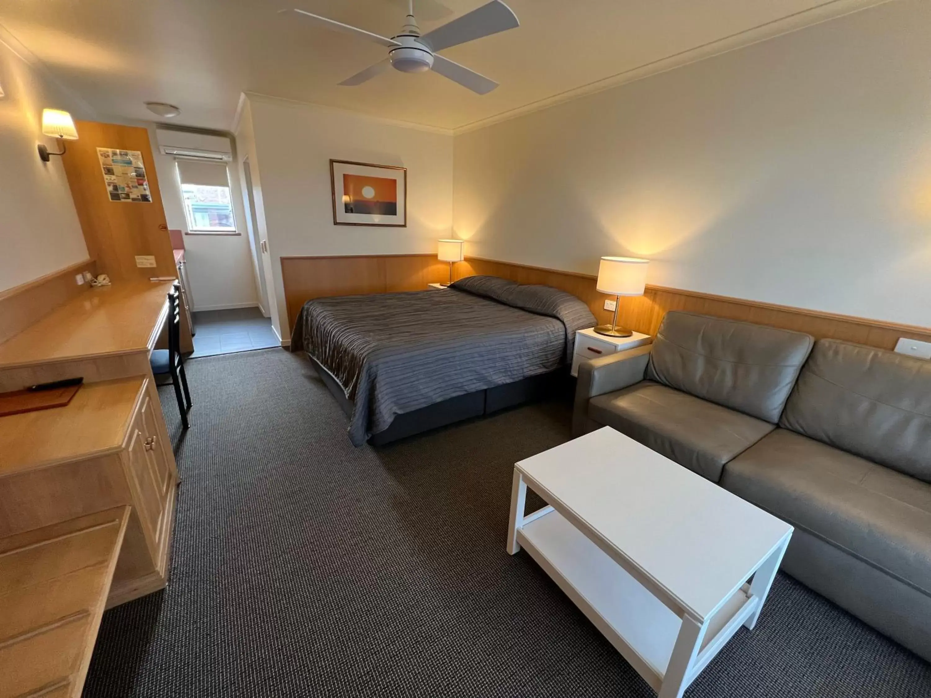 Deluxe King Room in Summerhill Motor Inn Deluxe King Room in Summerhill Motor Inn