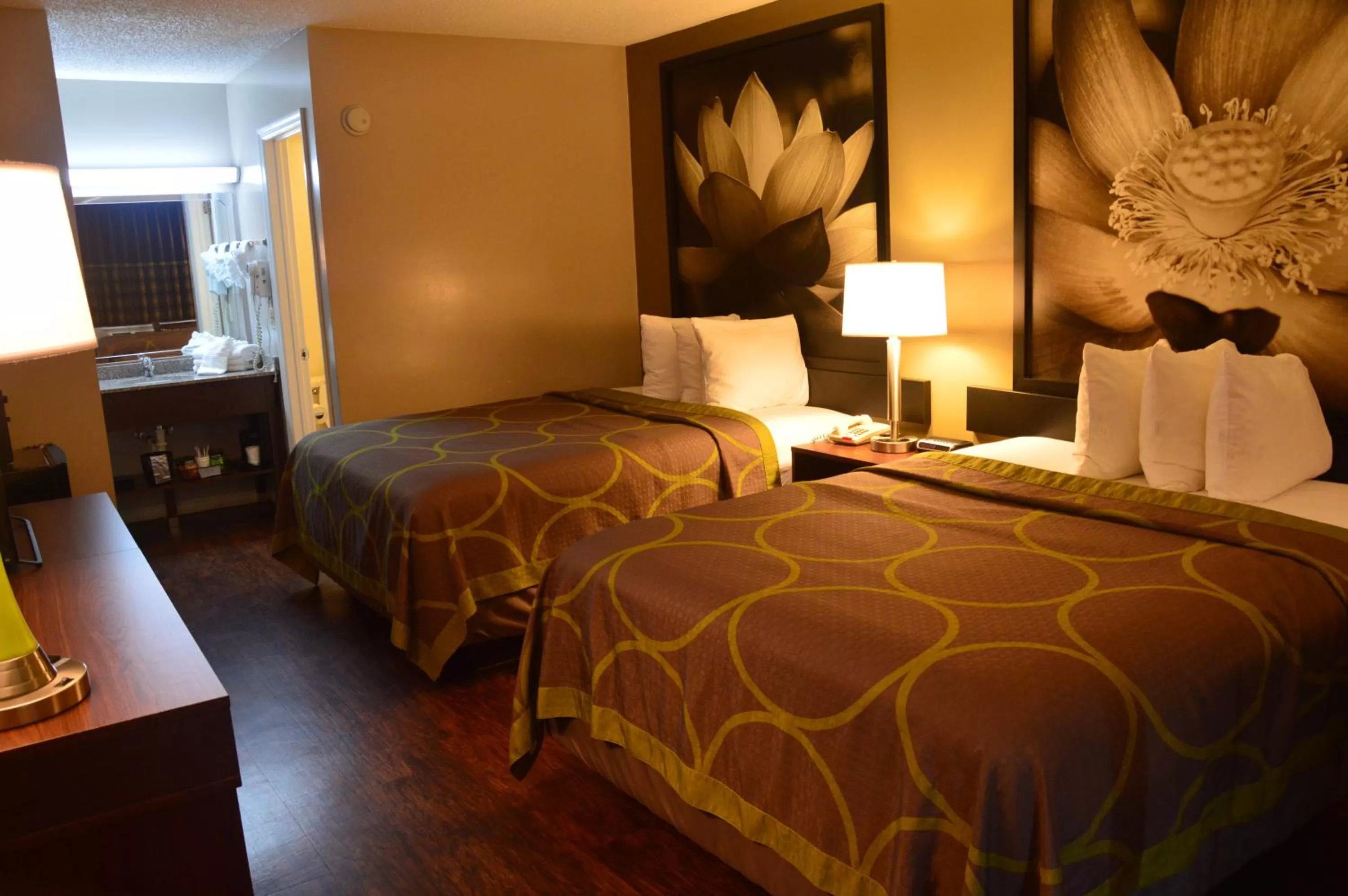 Photo of the whole room, Bed in Super 8 by Wyndham Madison