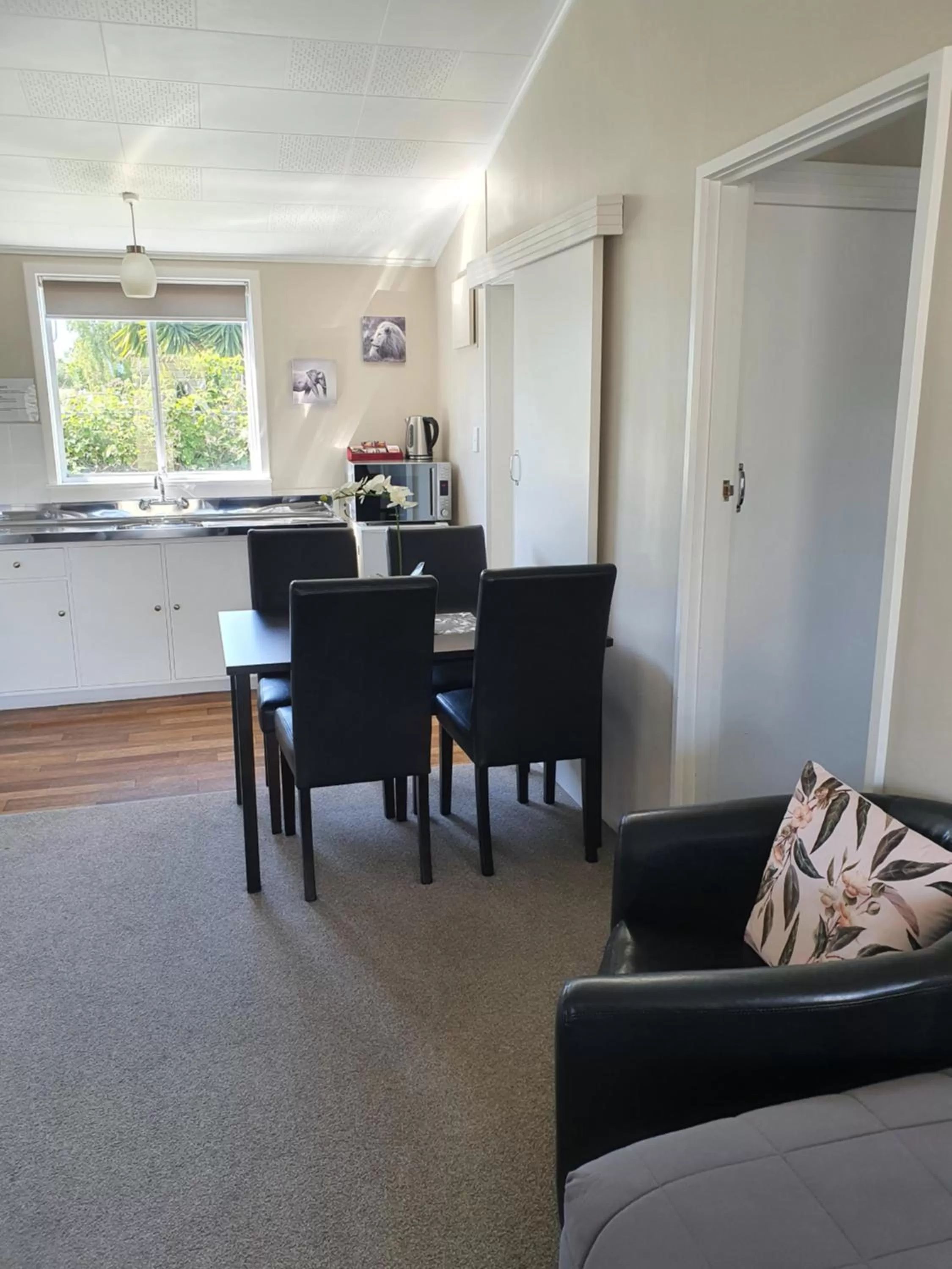 Living room in Gardner Court Motel