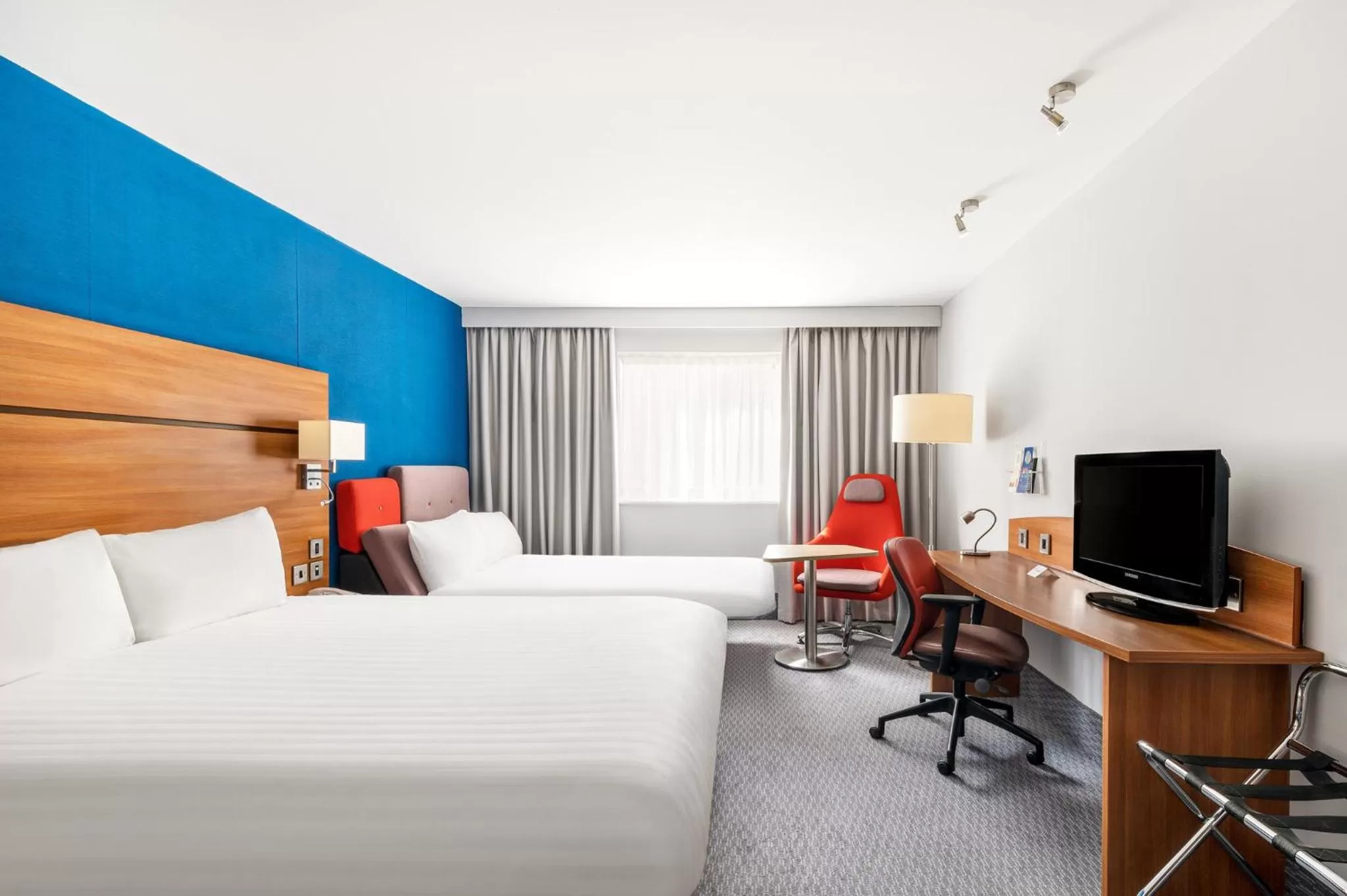 Bed in Holiday Inn Express Braintree by IHG