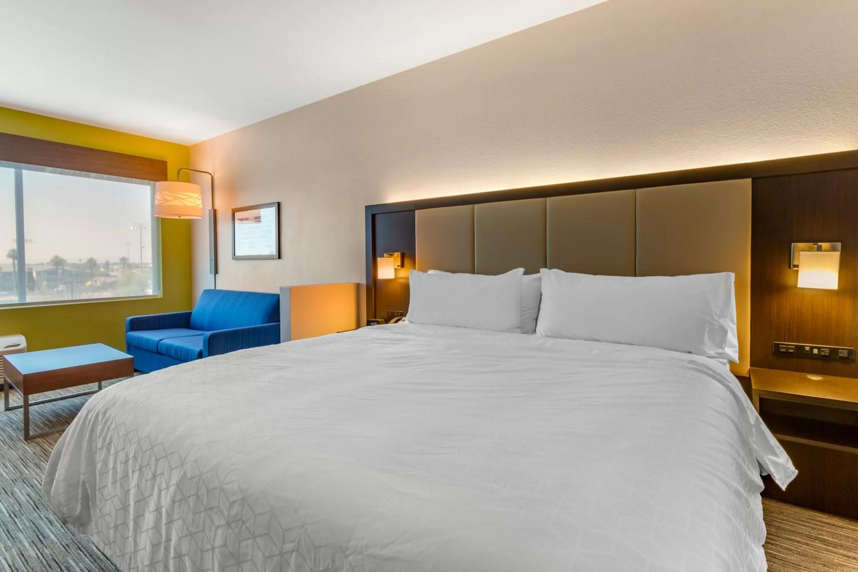 View (from property/room), Bed in Holiday Inn Express & Suites - Phoenix Dwtn - State Capitol by IHG