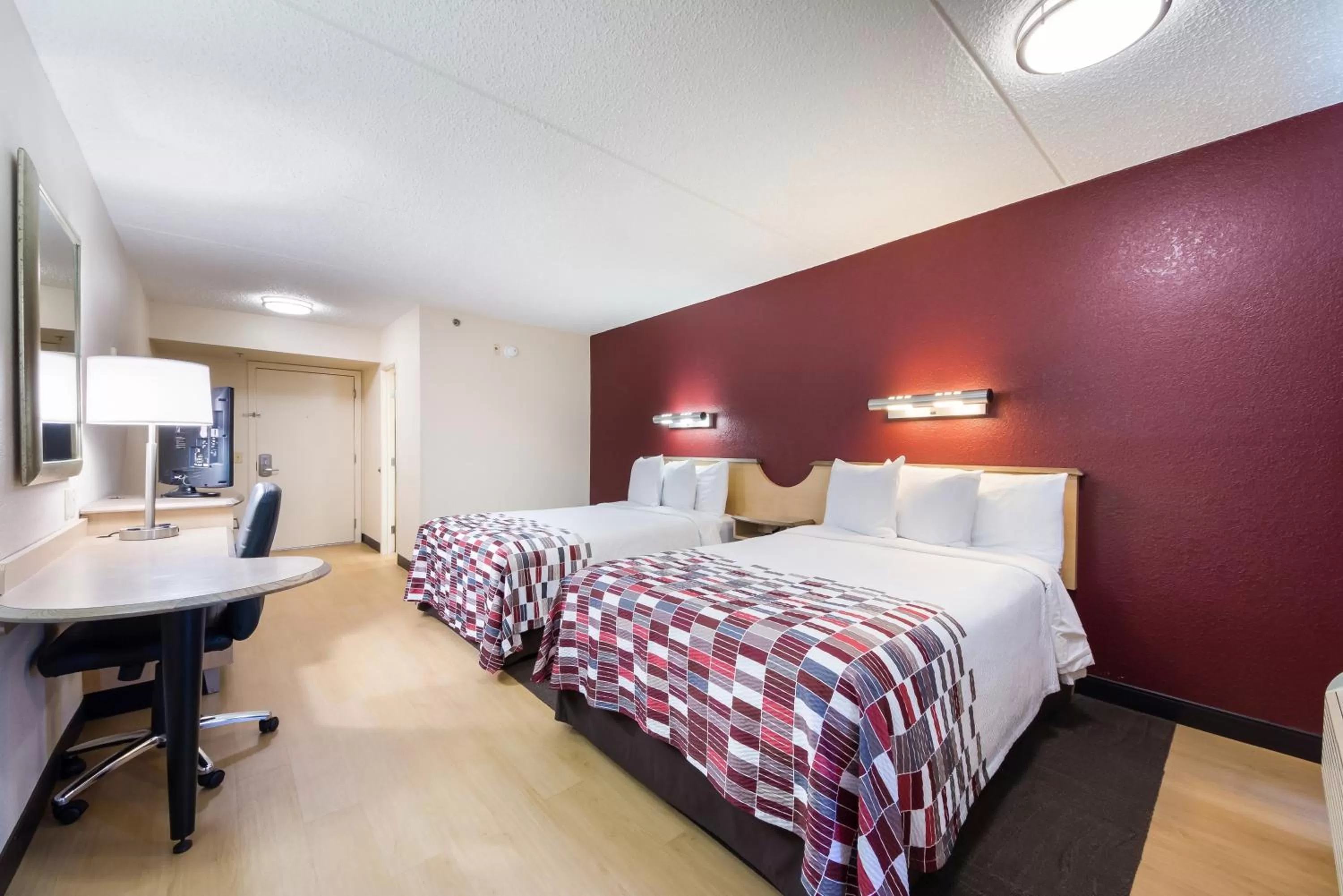 Photo of the whole room, Bed in Red Roof Inn Laredo