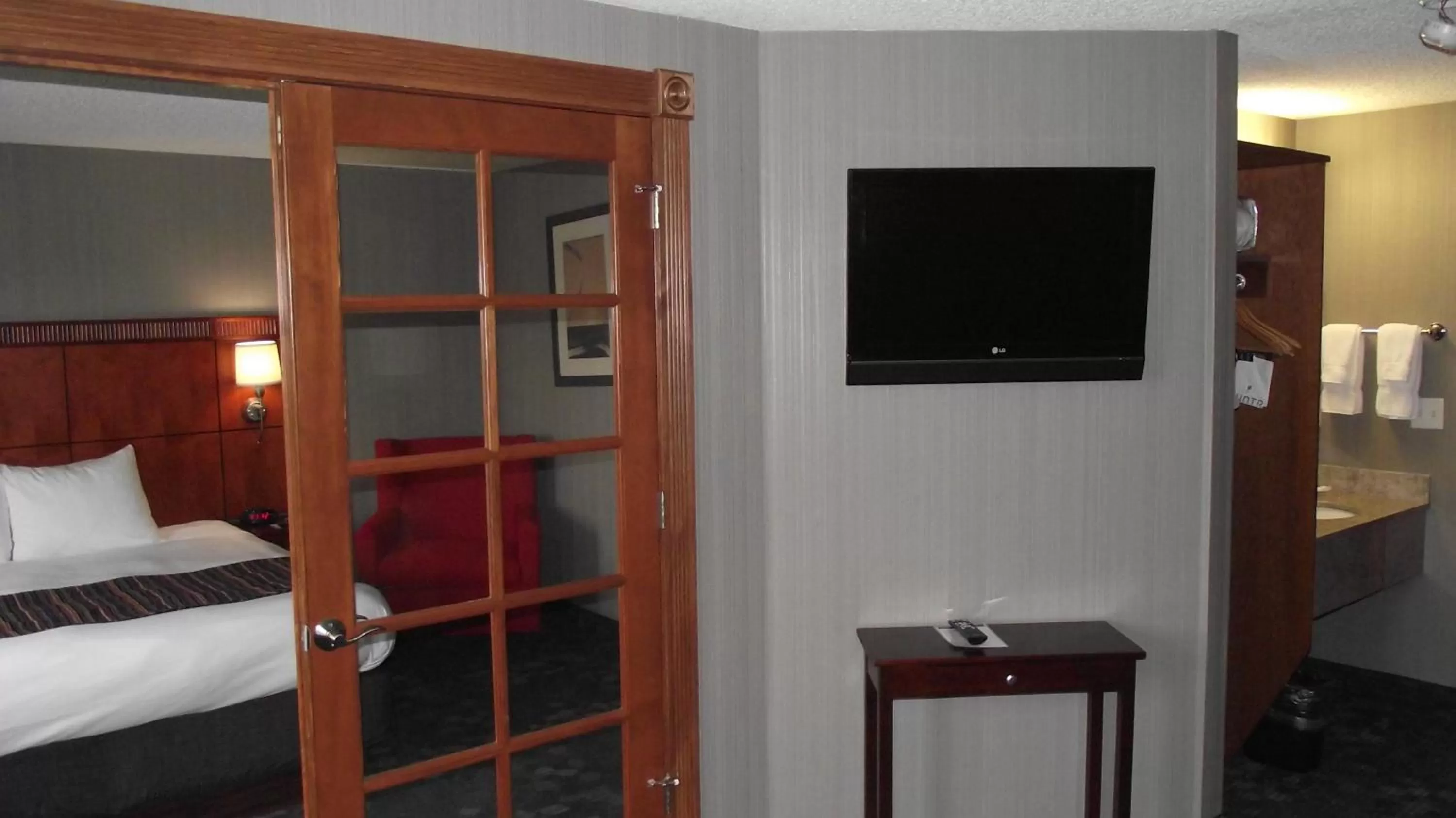 Communal lounge/ TV room, Bed in Country Inn & Suites by Radisson, Delta Park North Portland