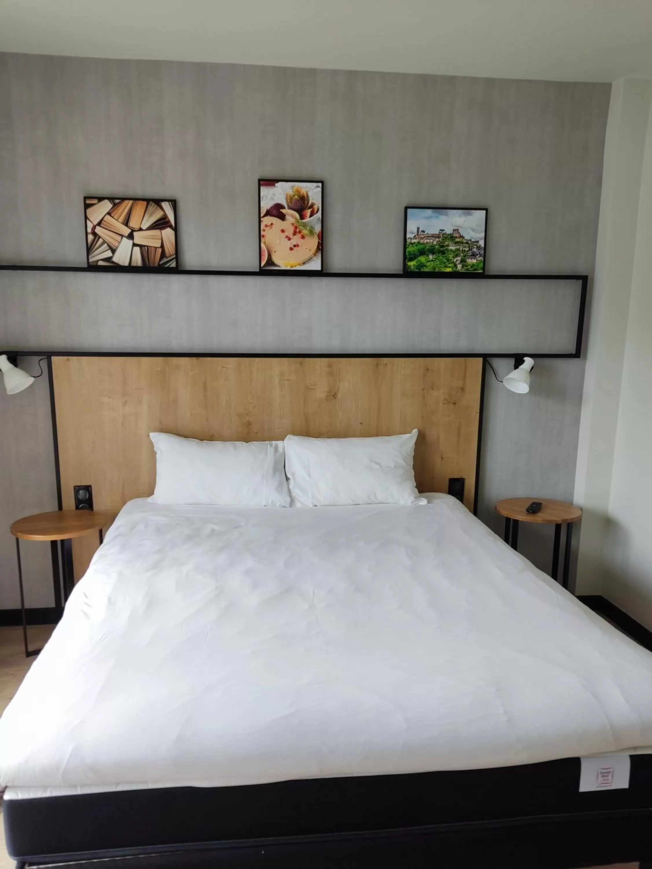 Bed in Ibis Brive Centre