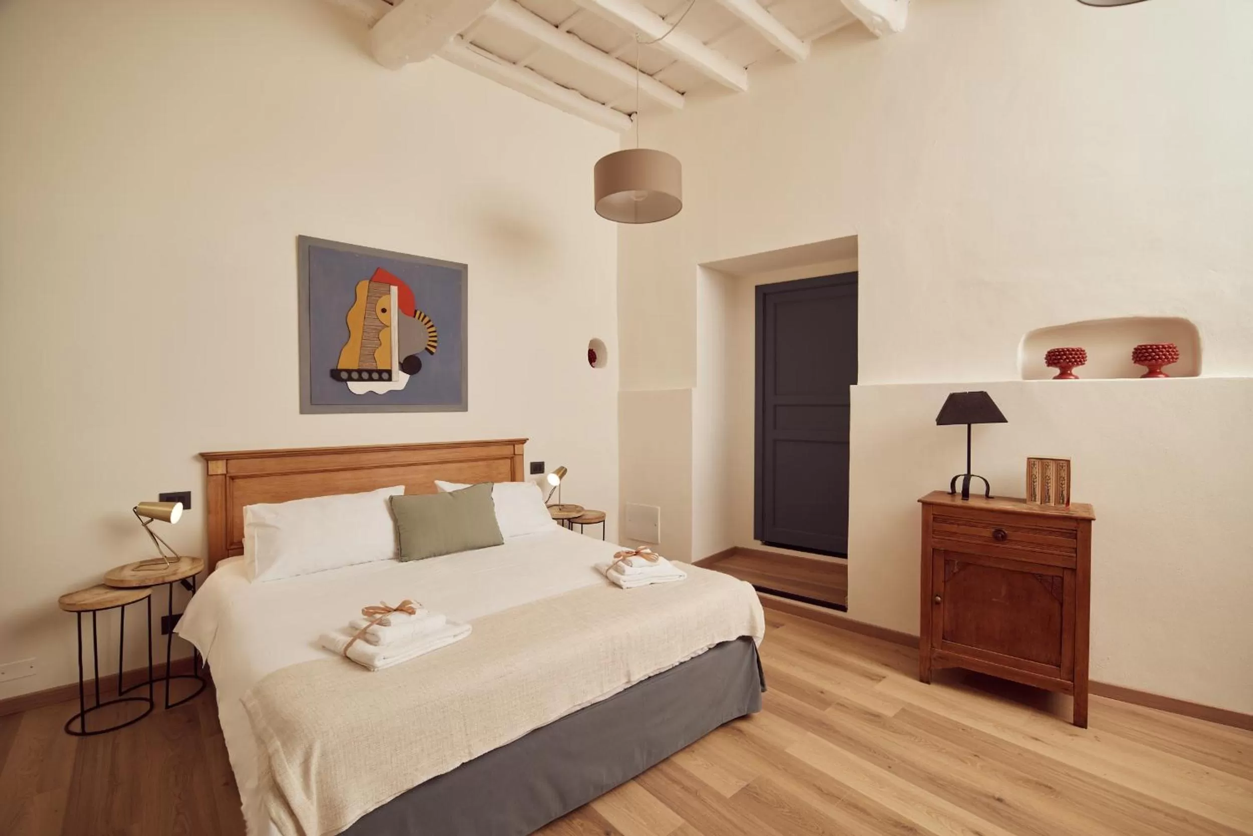 Photo of the whole room, Bed in L' Hôtellerie Easy Suites