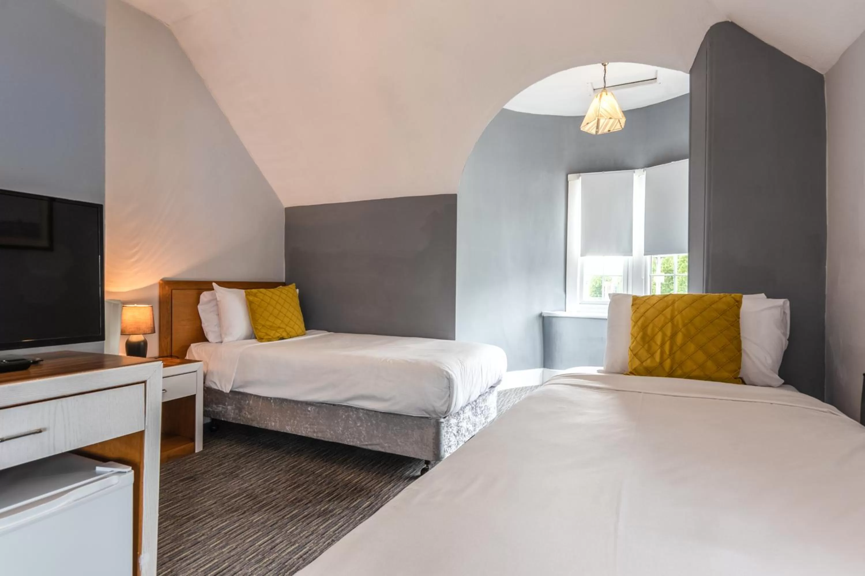 Bedroom, Bed in Plough Hotel