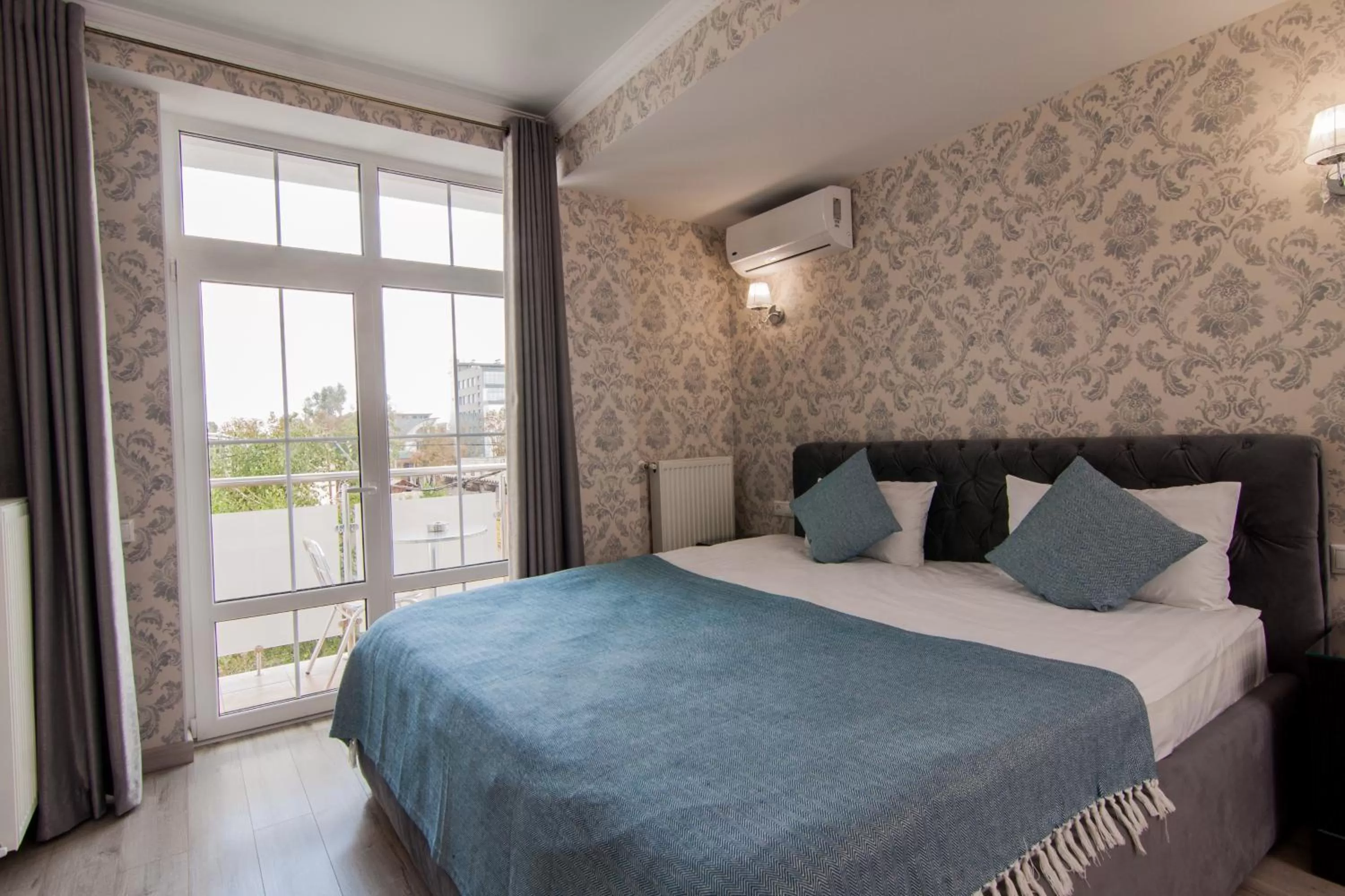 Photo of the whole room, Bed in Klassik Hotel