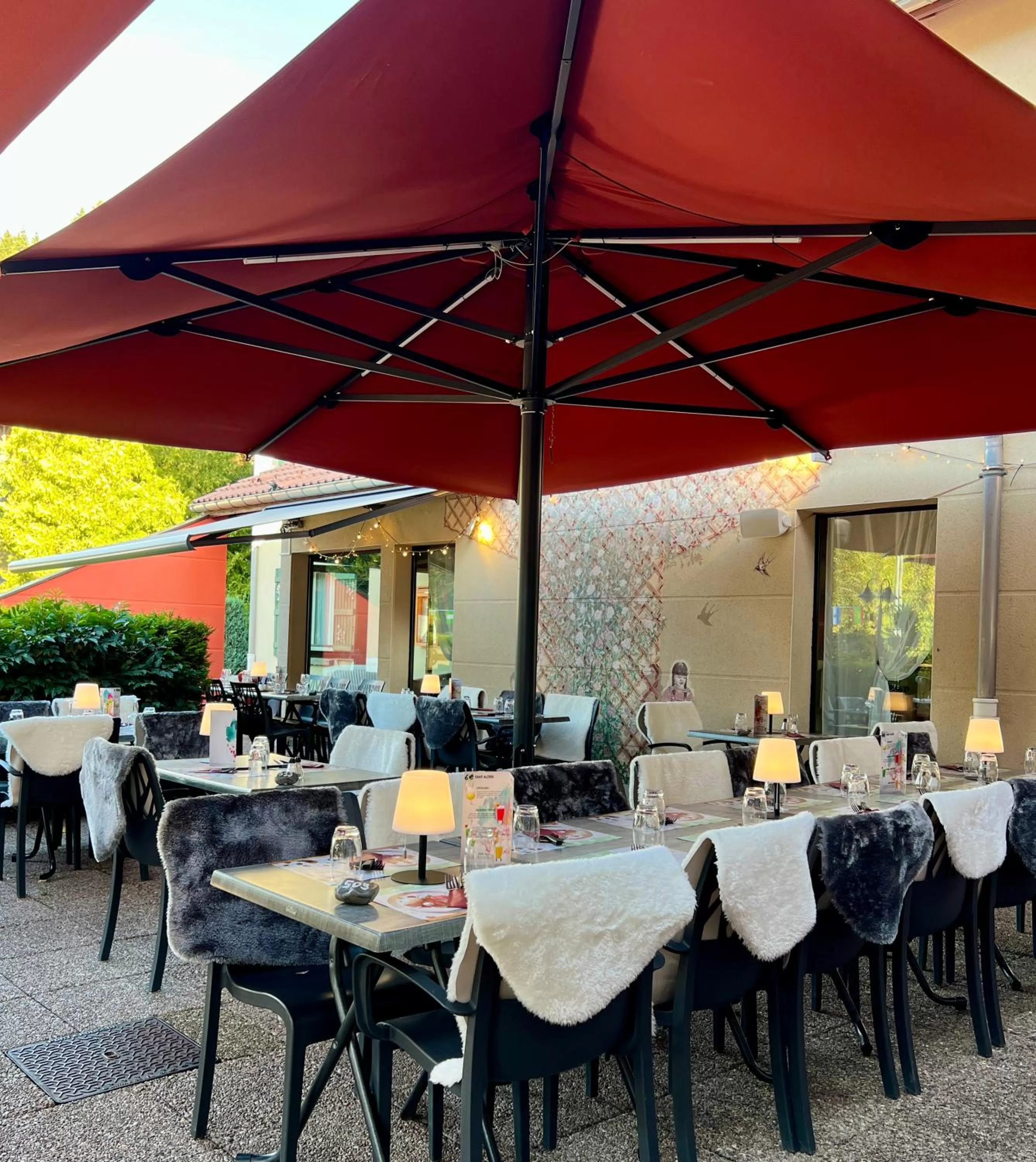 Patio in LOGIS HÔTEL, CHALETS et RESTAURANT LES CHATELMINÉS