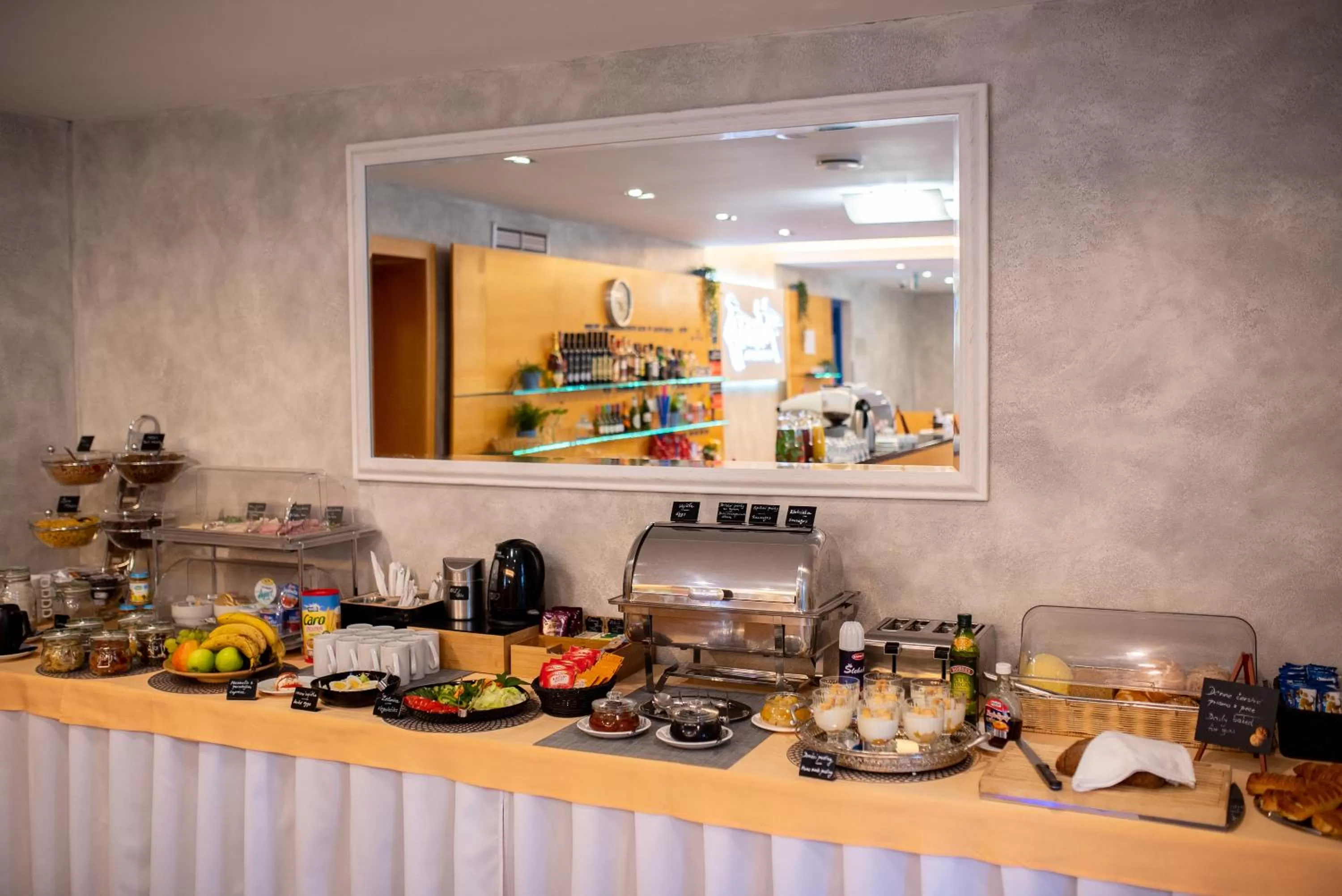 Food and drinks in Felicity Garni Hotel