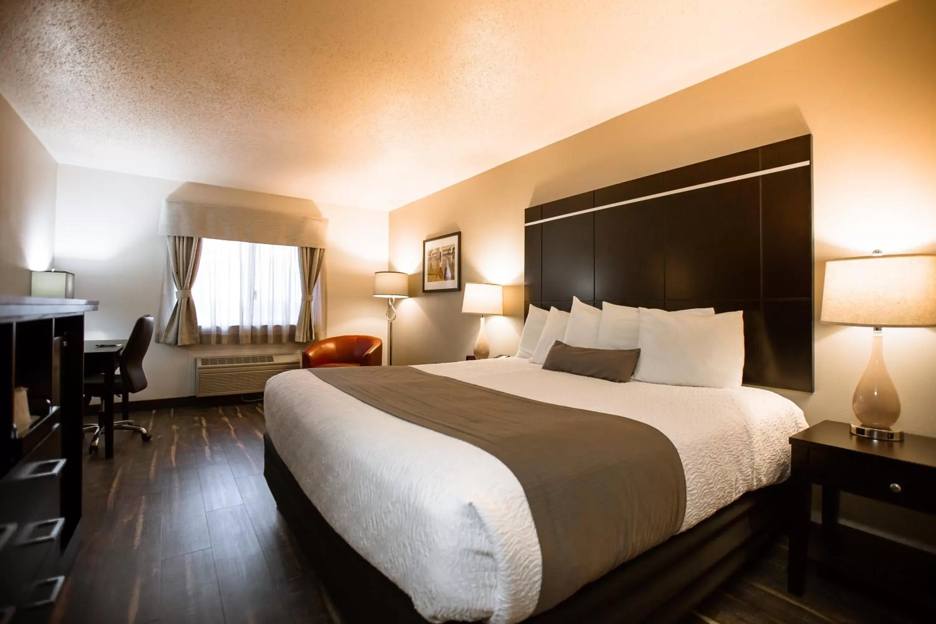 Traditional King Room in Ten Pin Inn & Suites Traditional King Room in Ten Pin Inn & Suites