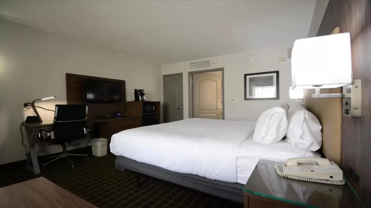 Bed in Holiday Inn Hazlet by IHG