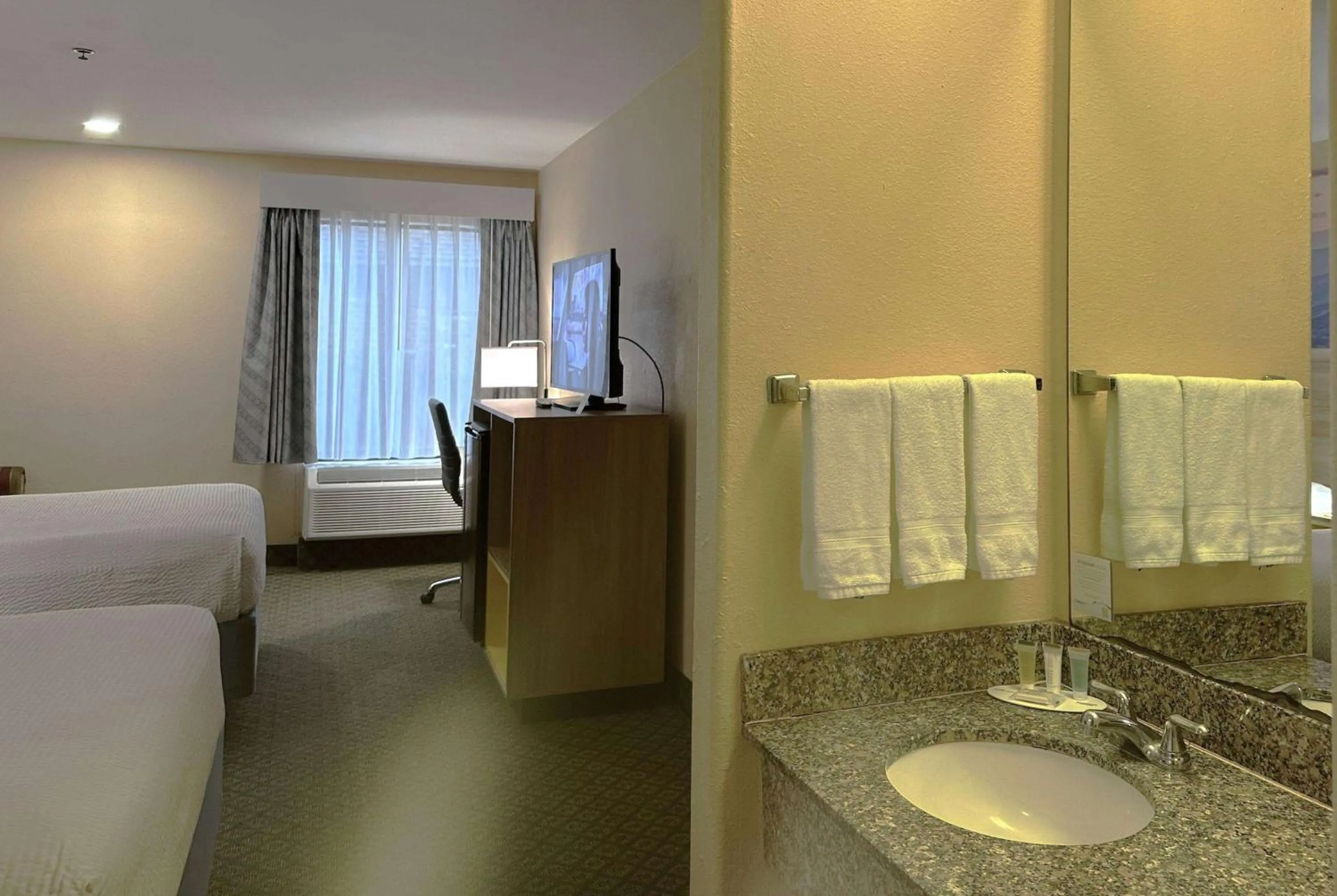 Bathroom, Bed in Days Inn & Suites by Wyndham Eunice