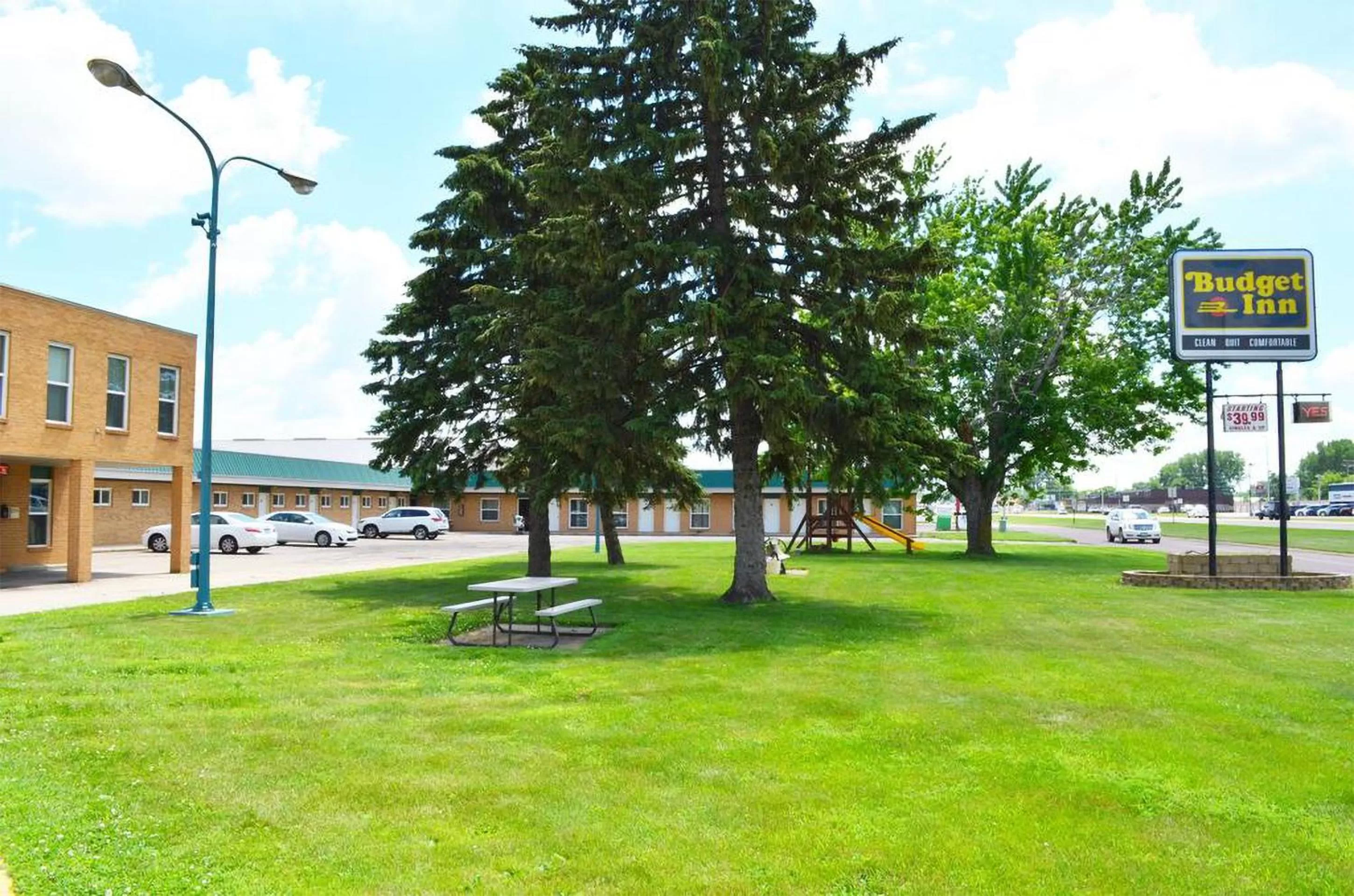 Facade/entrance, Property Building in Budget Inn Fairmont