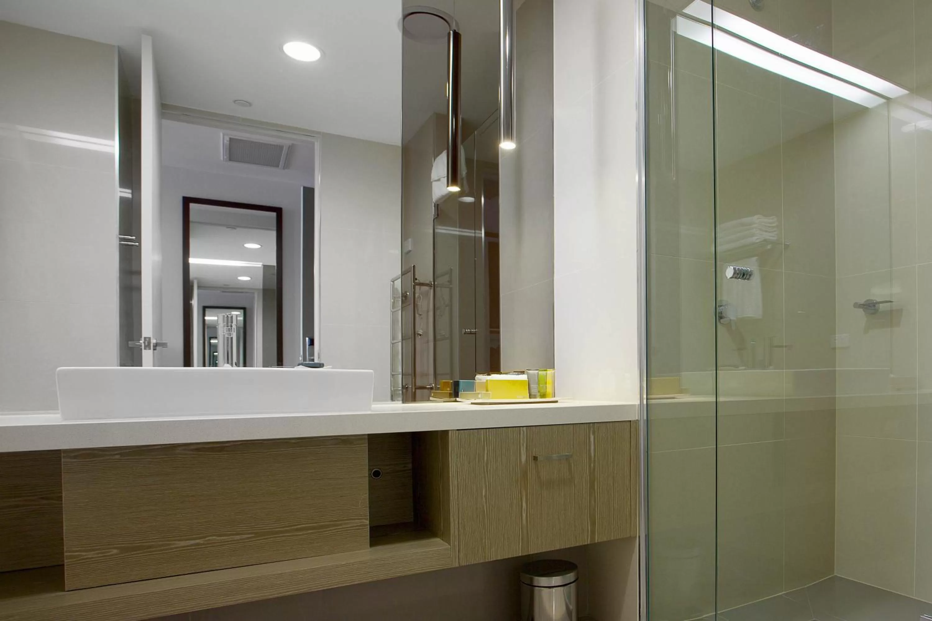 Deluxe King Room in Hotel 115