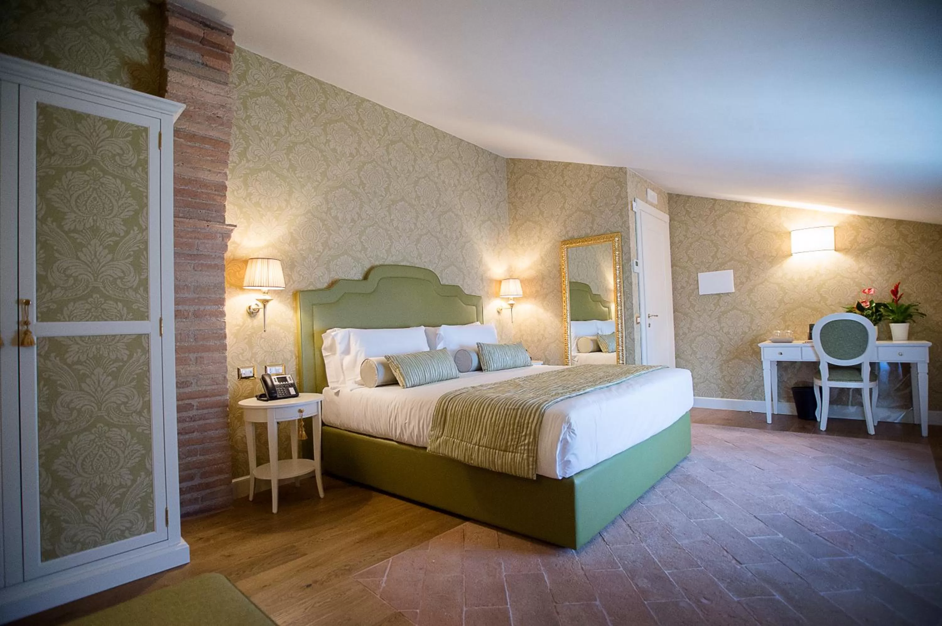 Bed in San Gemini Palace