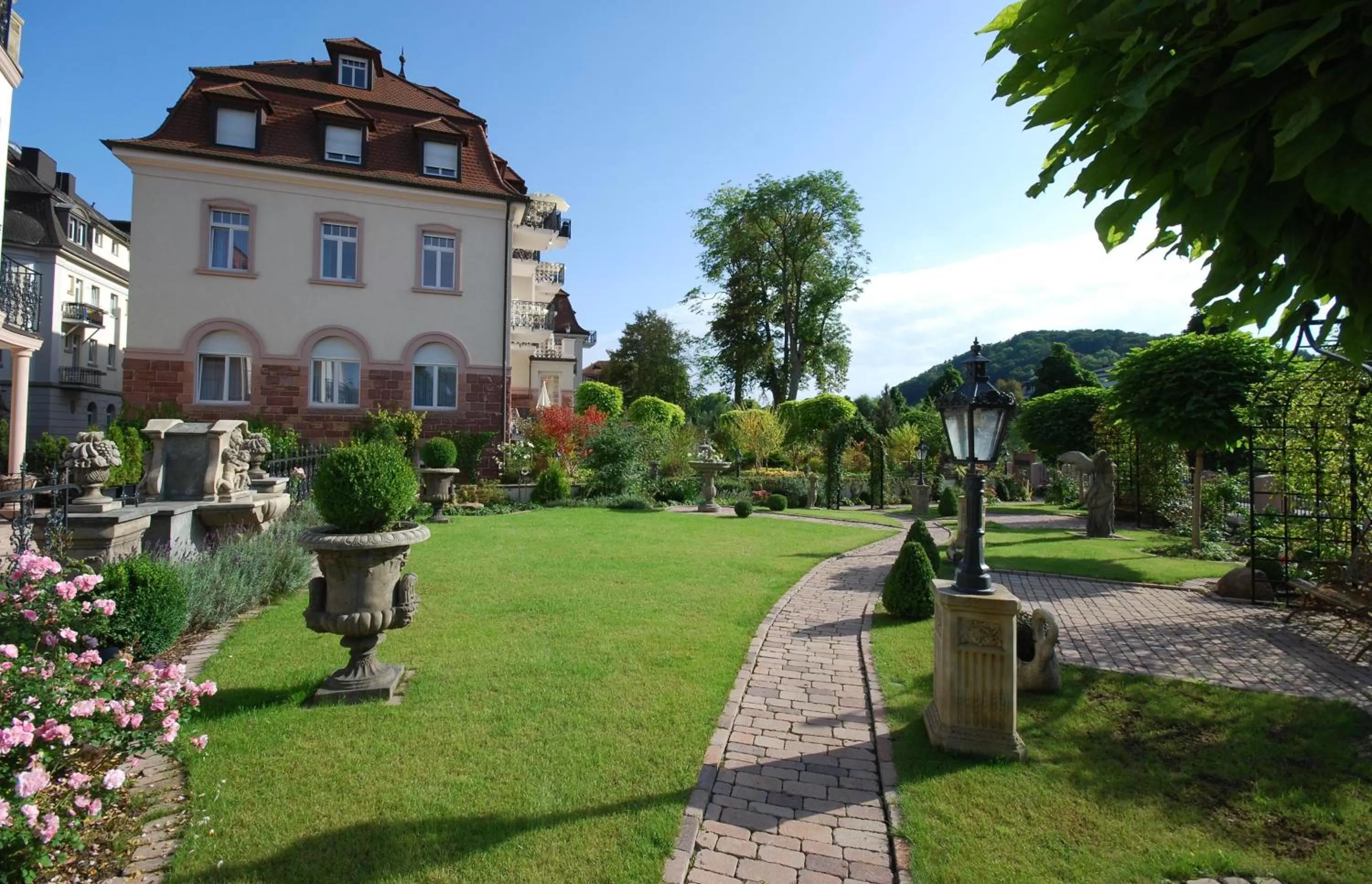 Garden view in Hotel Residenz am Rosengarten
