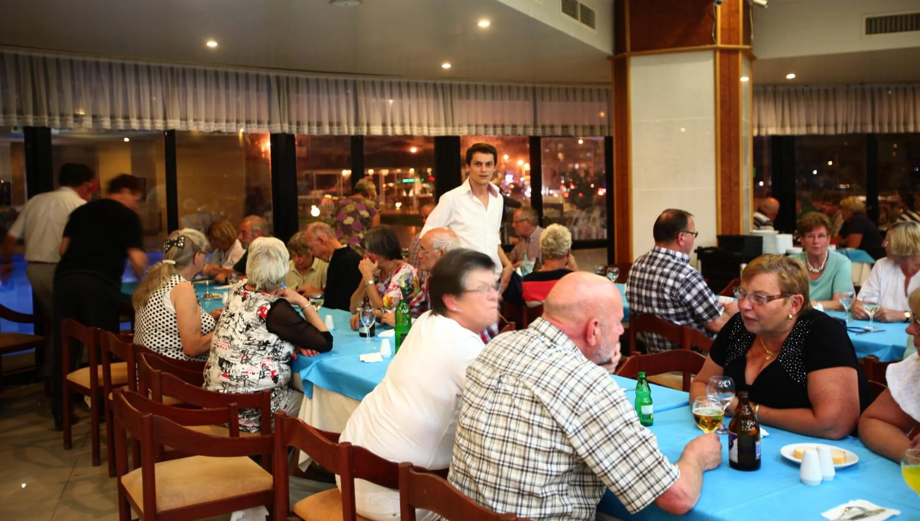 Restaurant/places to eat in Cender Hotel