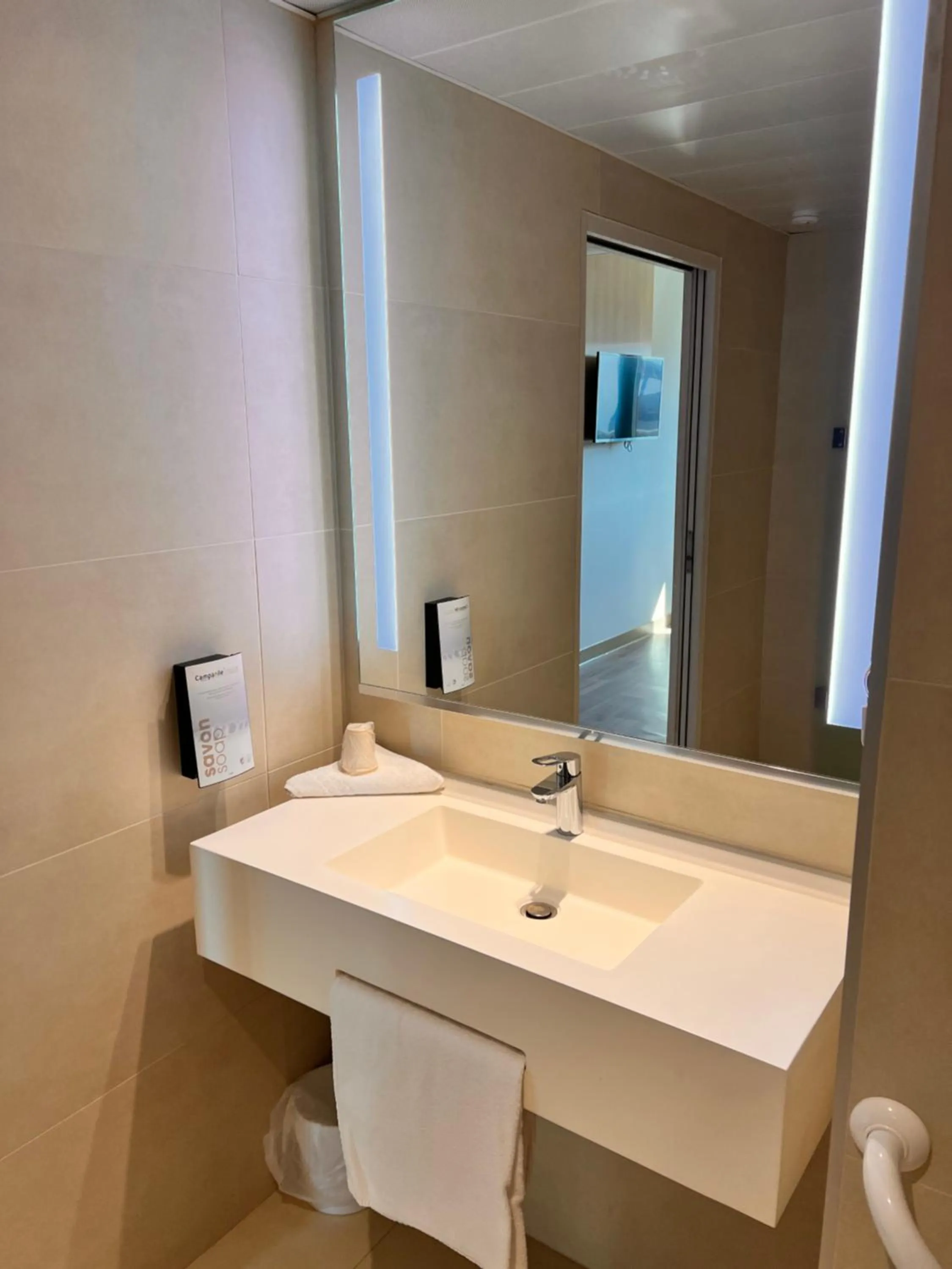 Bathroom in Campanile Metz Nord - Woippy- Porte du Luxembourg A31