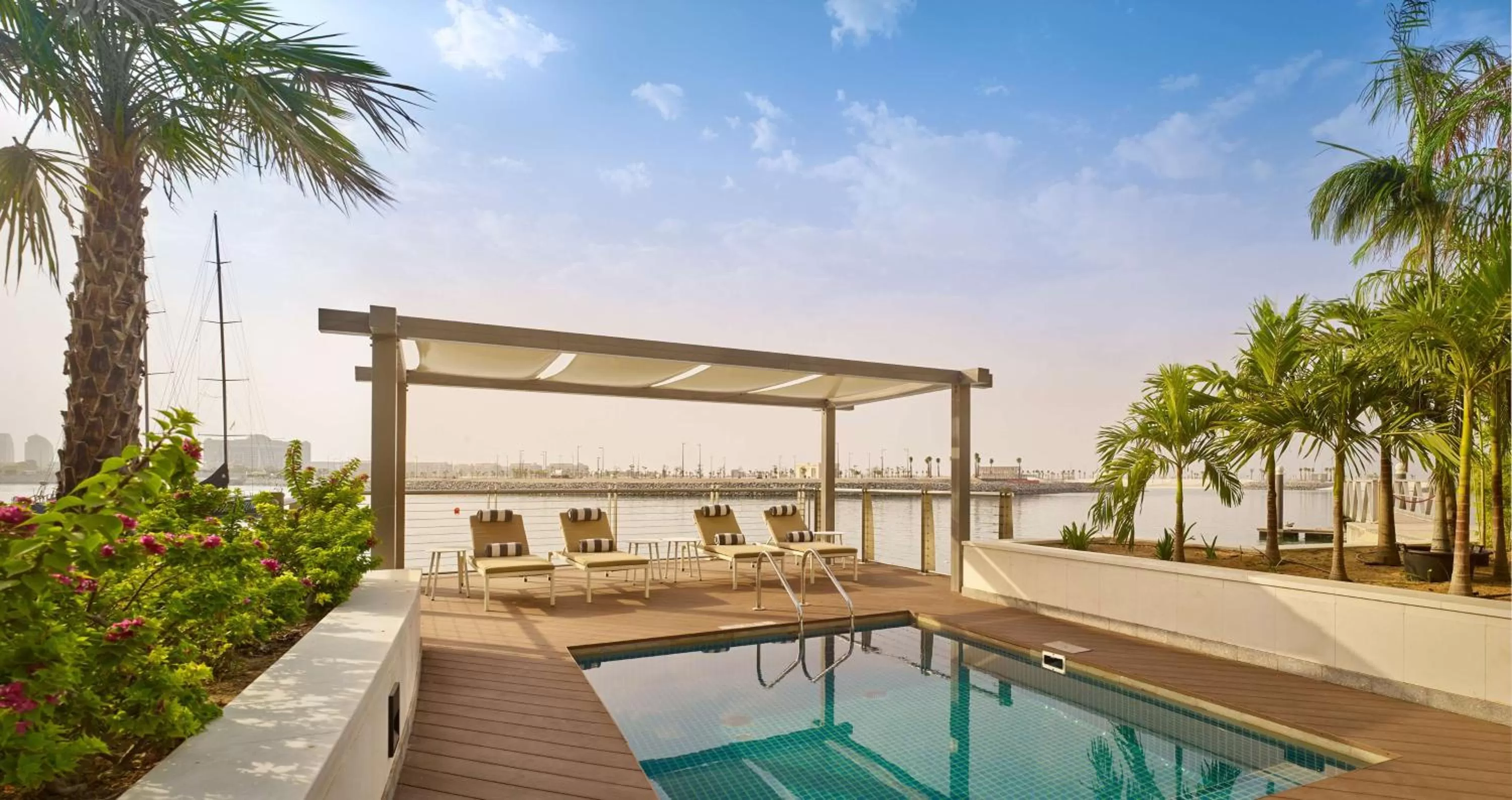 Swimming pool in Grand Hyatt Abu Dhabi Hotel & Residences Emirates Pearl