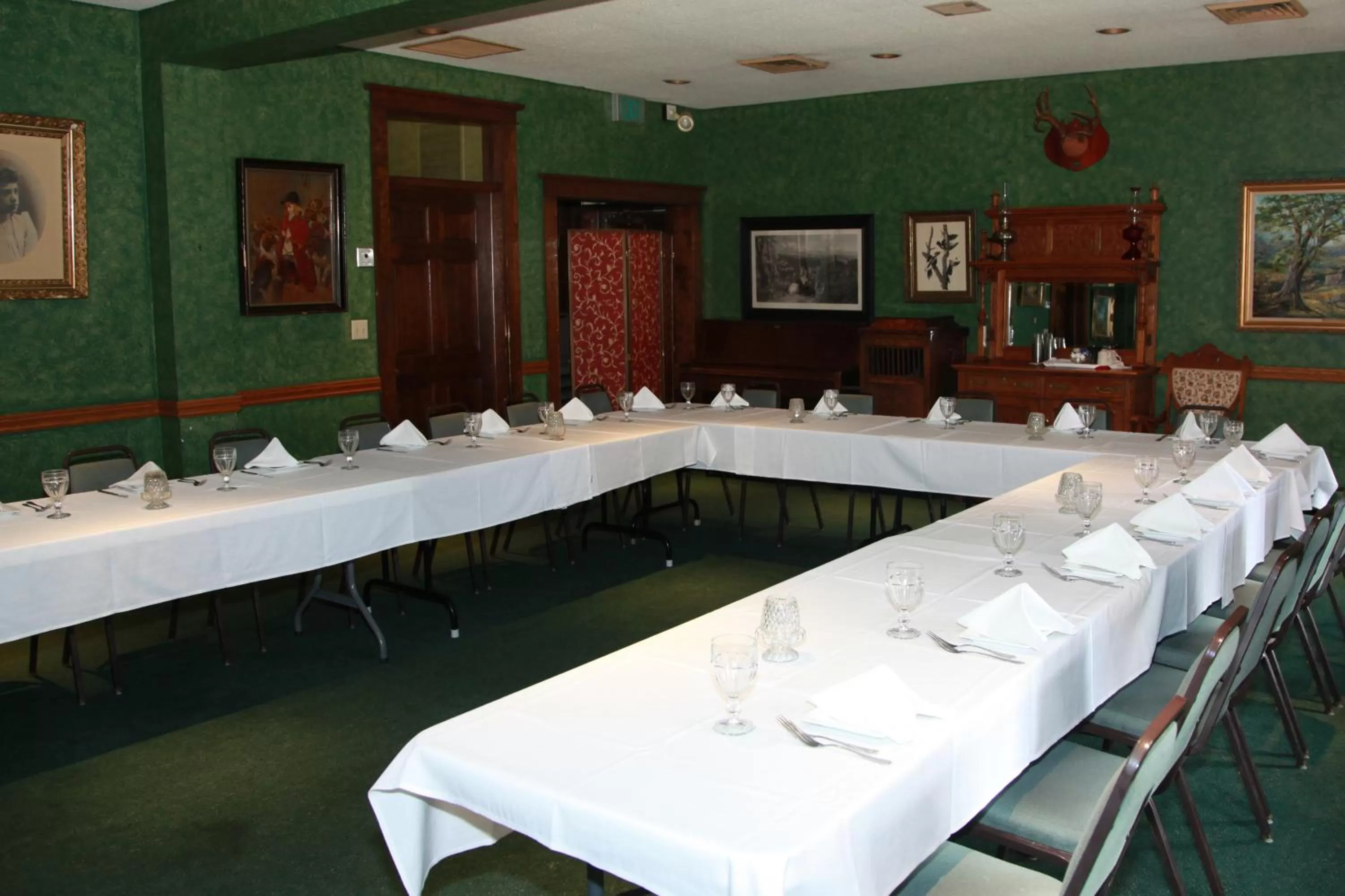 Restaurant/places to eat in The Winter Inn