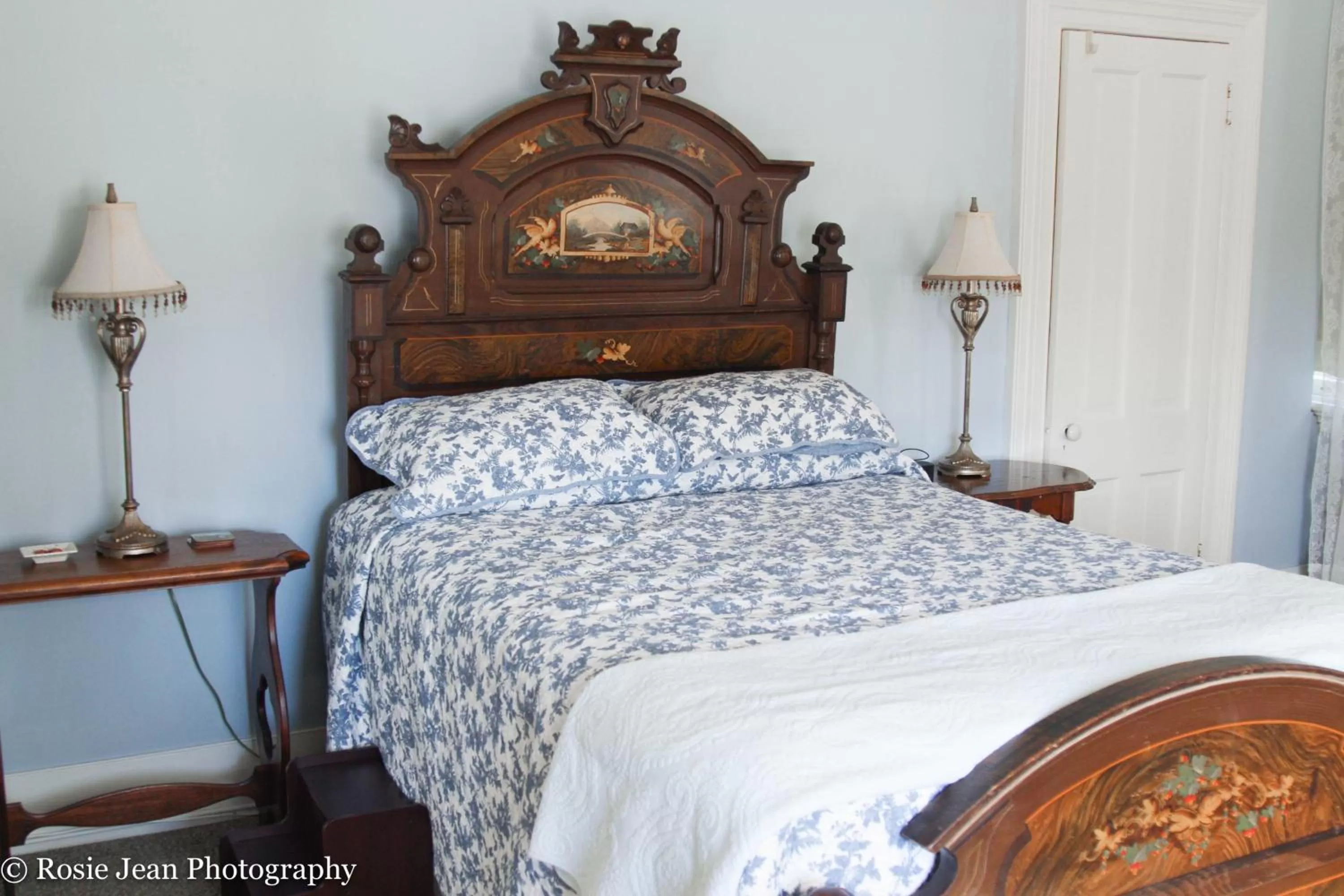 Bed in Flowertown Bed and Breakfast