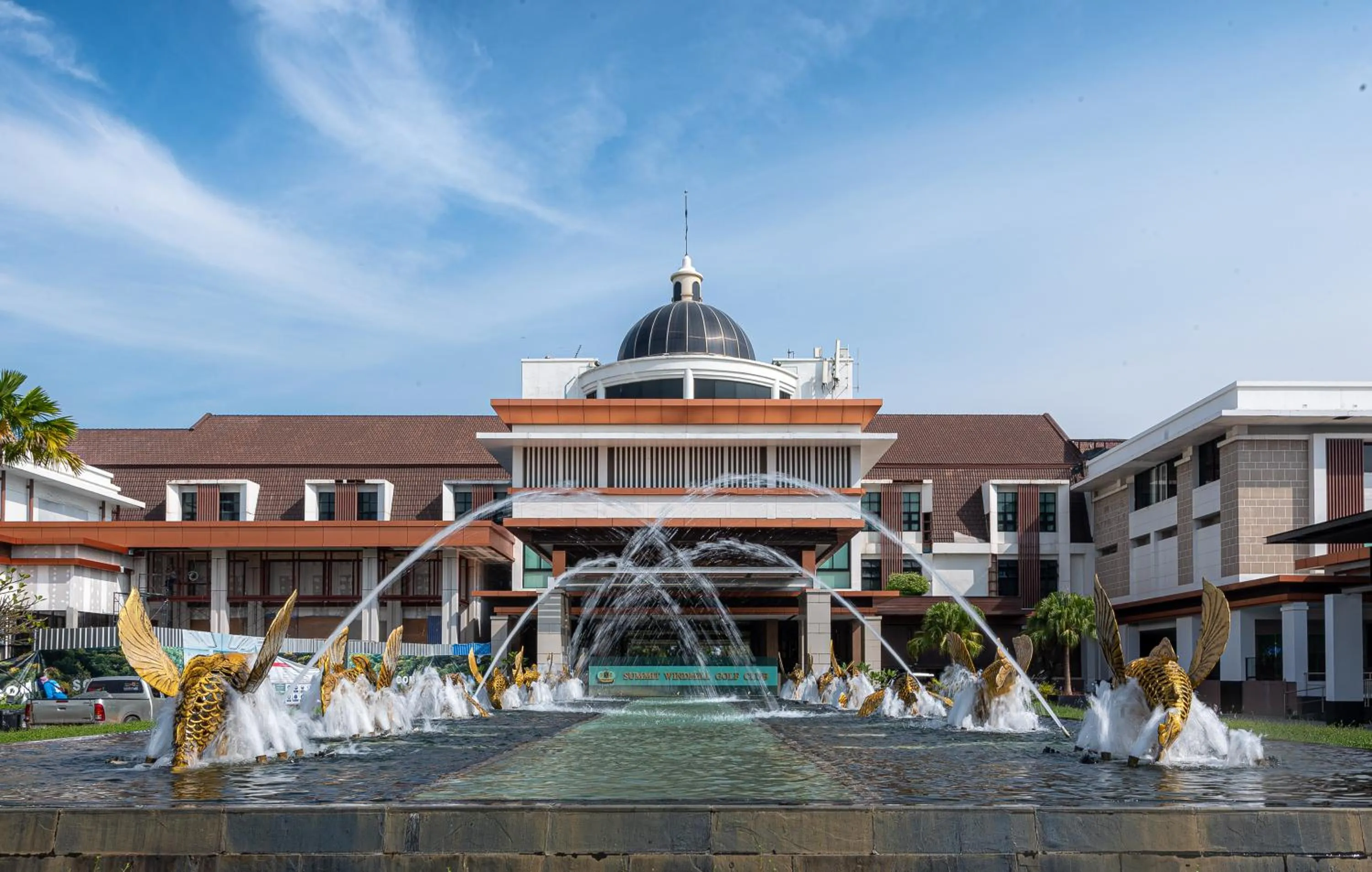 Property building in Summit Windmill Golf Suite Hotel at Suvarnabhumi