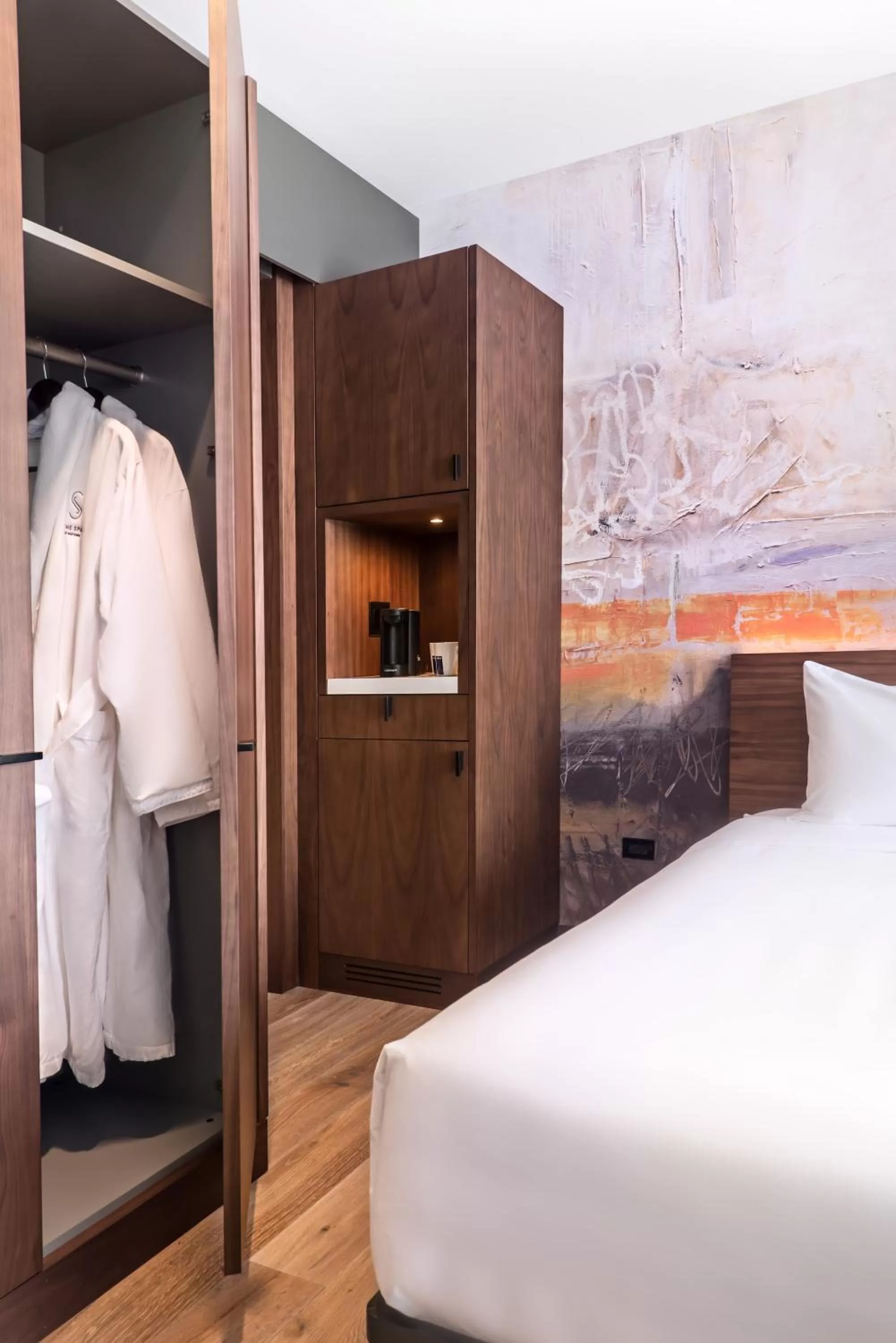 Bed in The Hotel & Athletic Club at Midtown