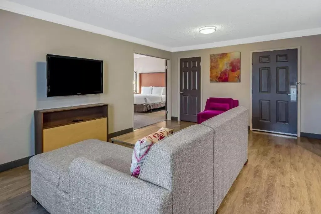 Suite with Three Queen Beds - Non-Smoking in La Quinta by Wyndham San Francisco Airport North - Free Airport Shuttle Suite with Three Queen Beds - Non-Smoking in La Quinta by Wyndham San Francisco Airport North - Free Airport Shuttle